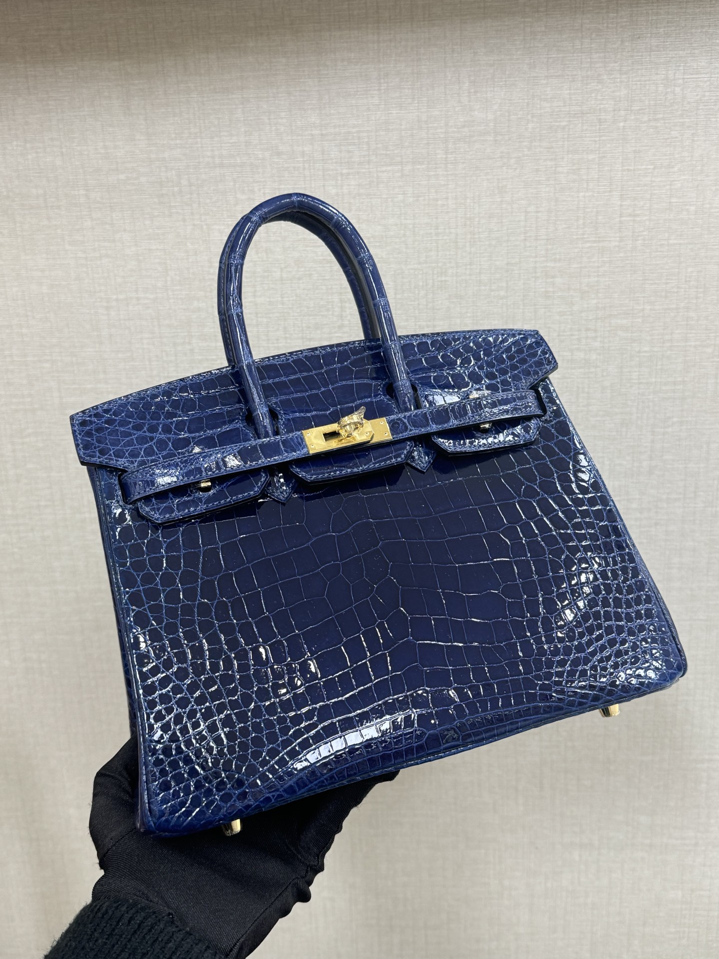 NO:698014,Birkin25 crocodile skin shiny sapphire blue hand-stitched hand-stitched wax thread,Hermes,hermes,crocodile skin,Hermes,19860909Birkin25 鳄鱼皮亮面 宝石蓝 手工钉 手缝蜡线,爱马仕,hermes,crocodile skin,Hermes,,Bag