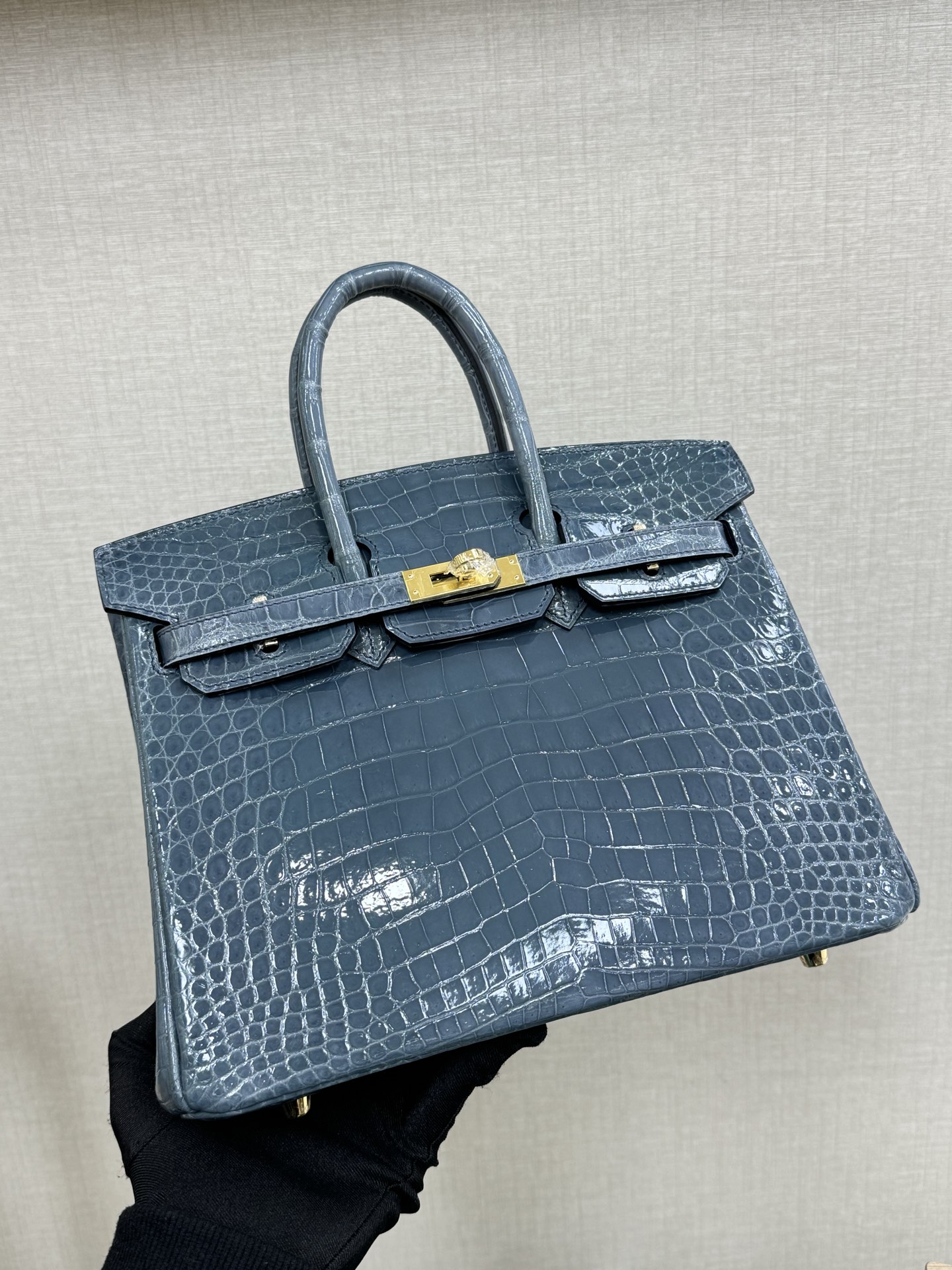 NO:698017,Birkin25 crocodile skin shiny storm blue hand-stitched hand-stitched wax thread,Hermes,hermes,crocodile skin,Hermes,19860909Birkin25 鳄鱼皮亮面 风暴蓝 手工钉 手缝蜡线,爱马仕,hermes,crocodile skin,Hermes,,Bag
