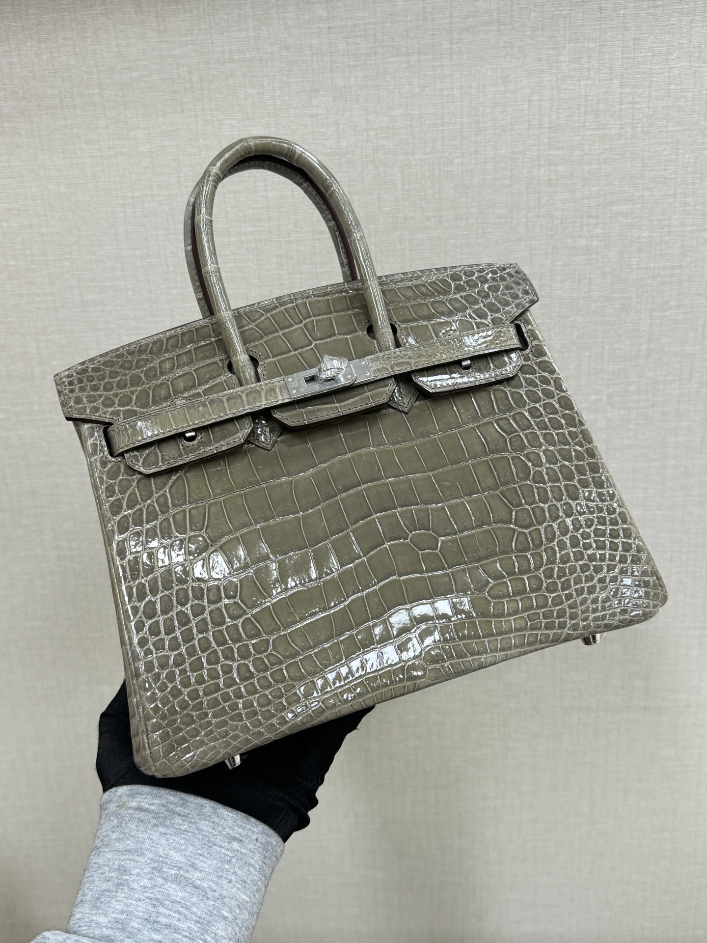 NO:698003,Birkin25 crocodile skin glossy elephant gray hand-stitched hand-stitched wax thread,Hermes,hermes,crocodile skin,Hermes,19860909Birkin25 鳄鱼皮亮面 大象灰 手工钉 手缝蜡线,爱马仕,hermes,crocodile skin,Hermes,,Bag