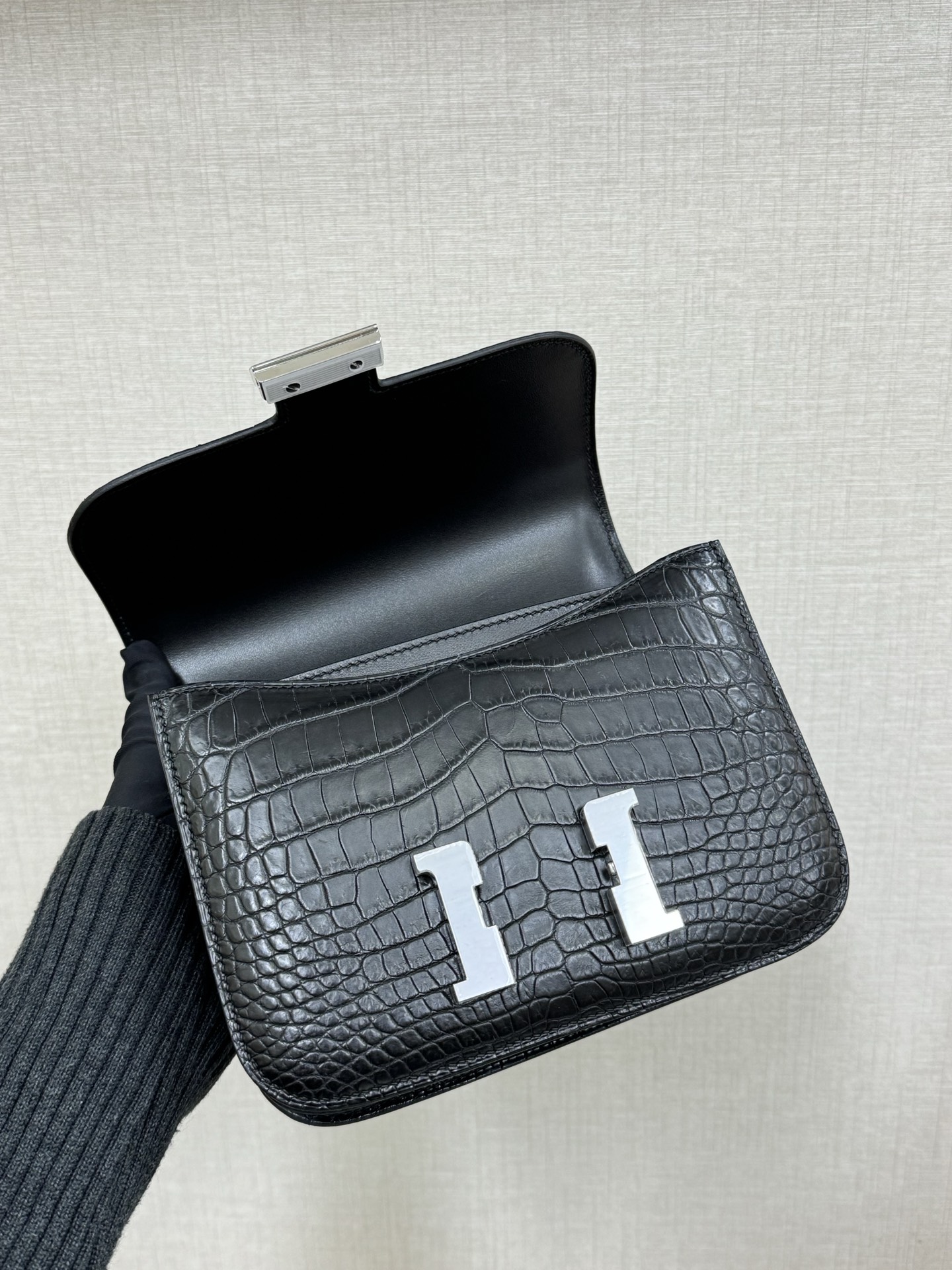Hermes Constance Black crocodile 19cm shoulder everyday