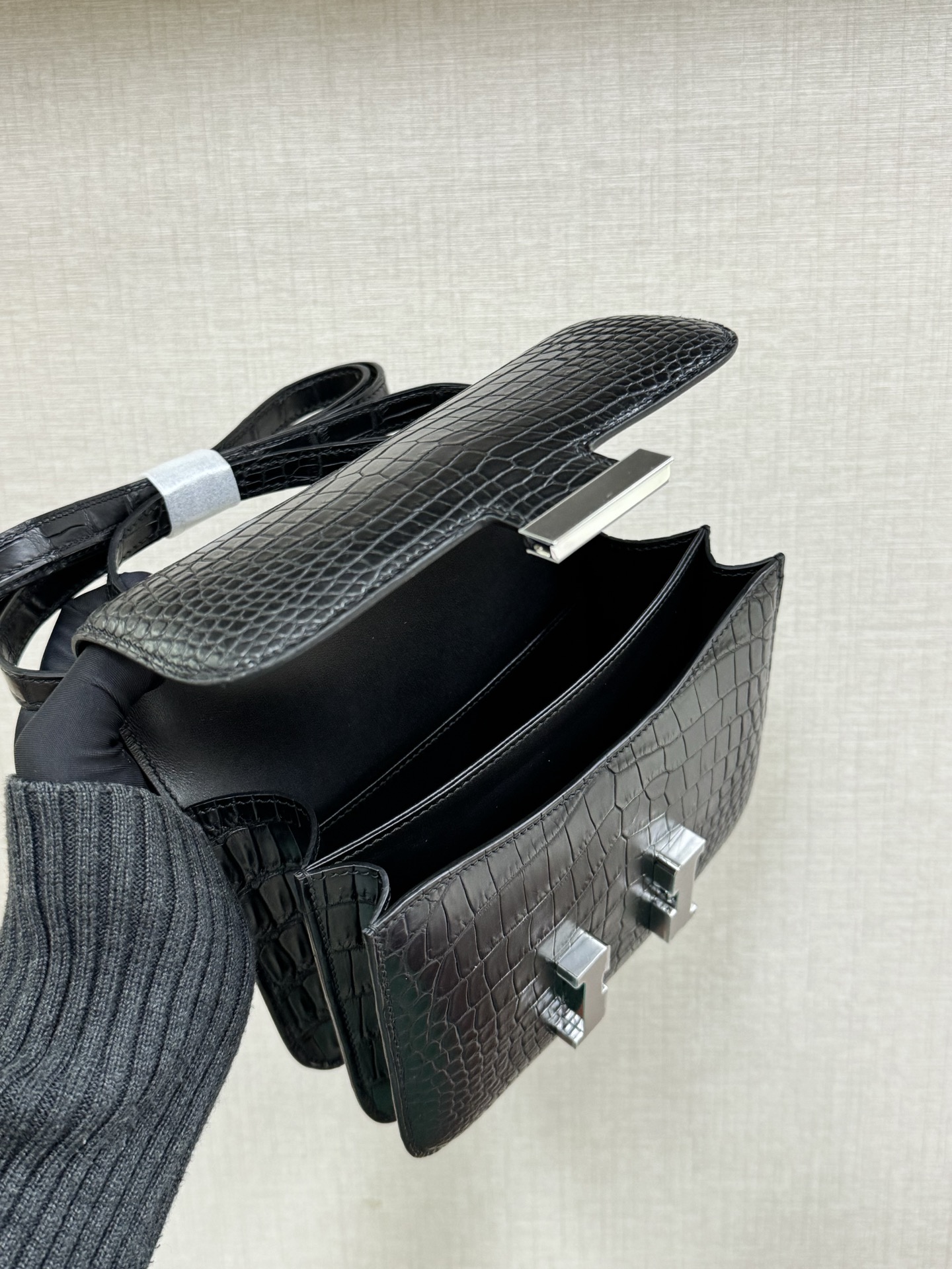 Hermes Constance Black crocodile 19cm shoulder everyday