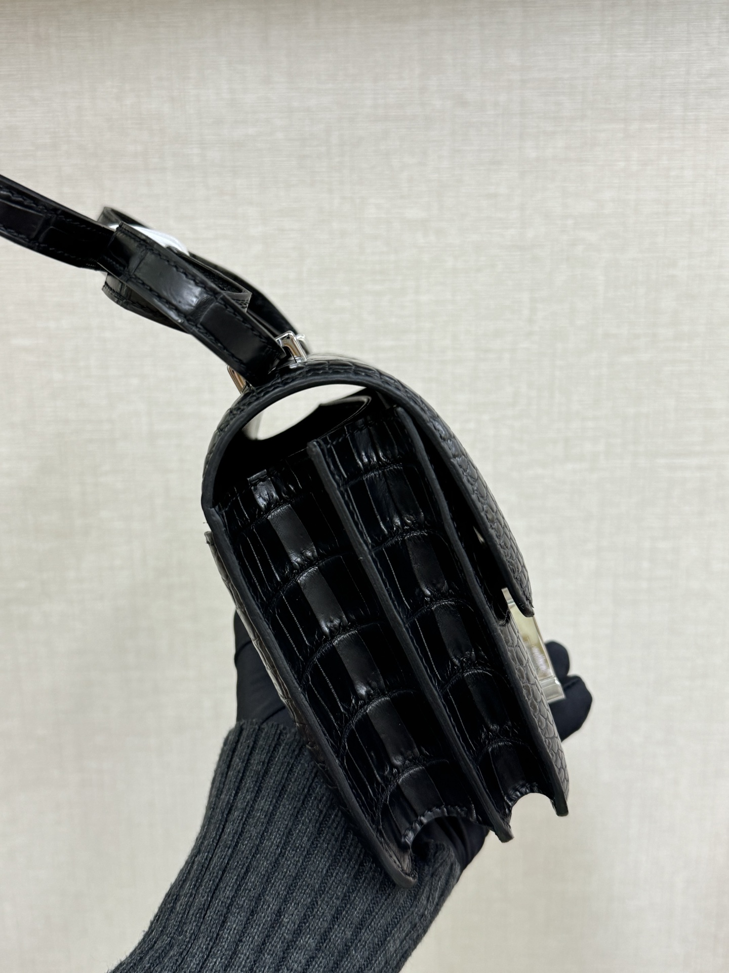 Hermes Constance Black crocodile 19cm shoulder everyday