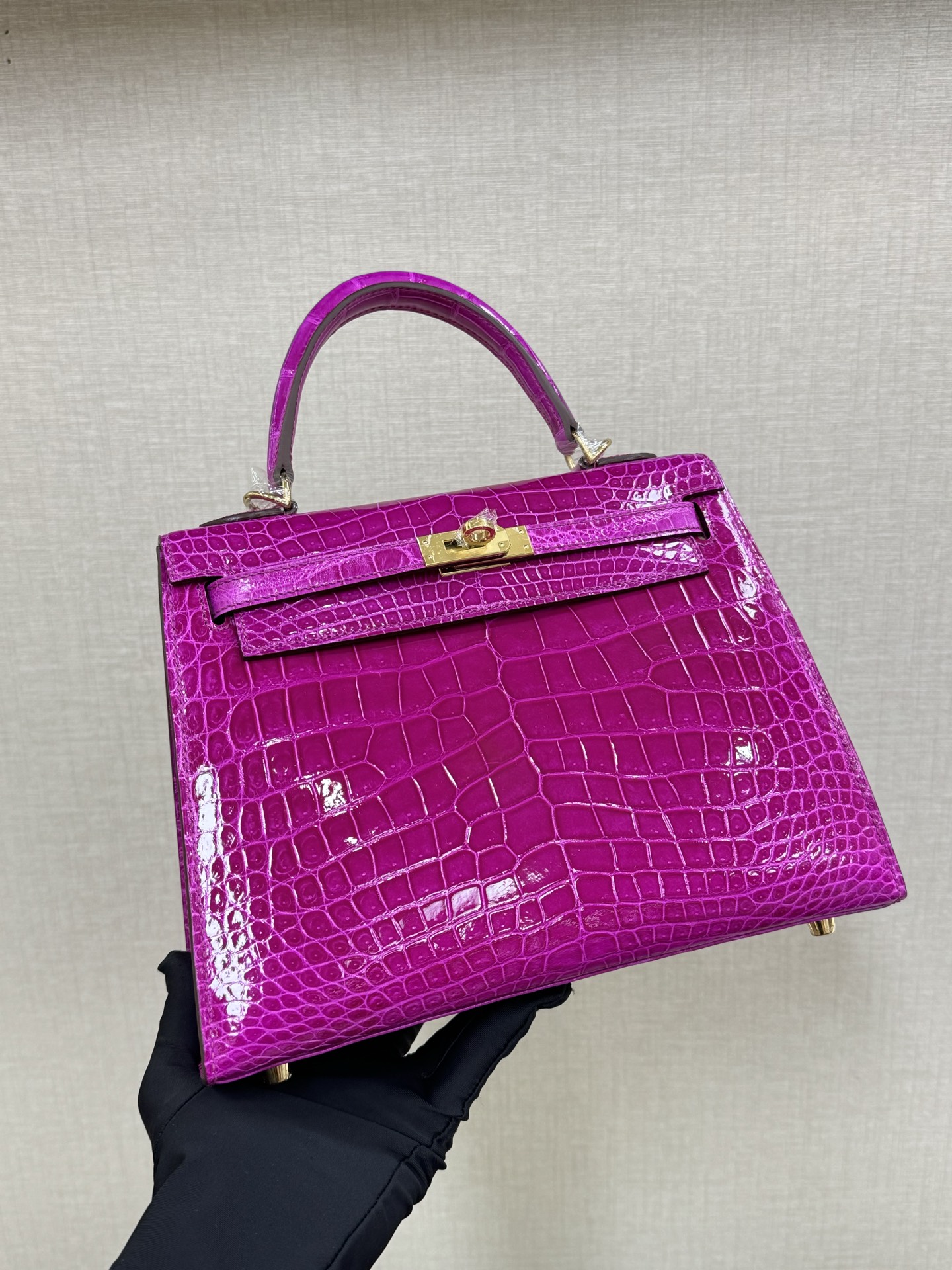 NO:852466,In stock kelly25 crocodile skin glossy Arabian Nights purple hand-stitched hand-stitched wax thread, Hermes, hermes, crocodile skin, Hermes,19860909现货 kelly25 鳄鱼皮亮面 天方夜谭紫 手工钉 手缝蜡线,爱马仕,hermes,crocodile skin,Hermes,,Bag