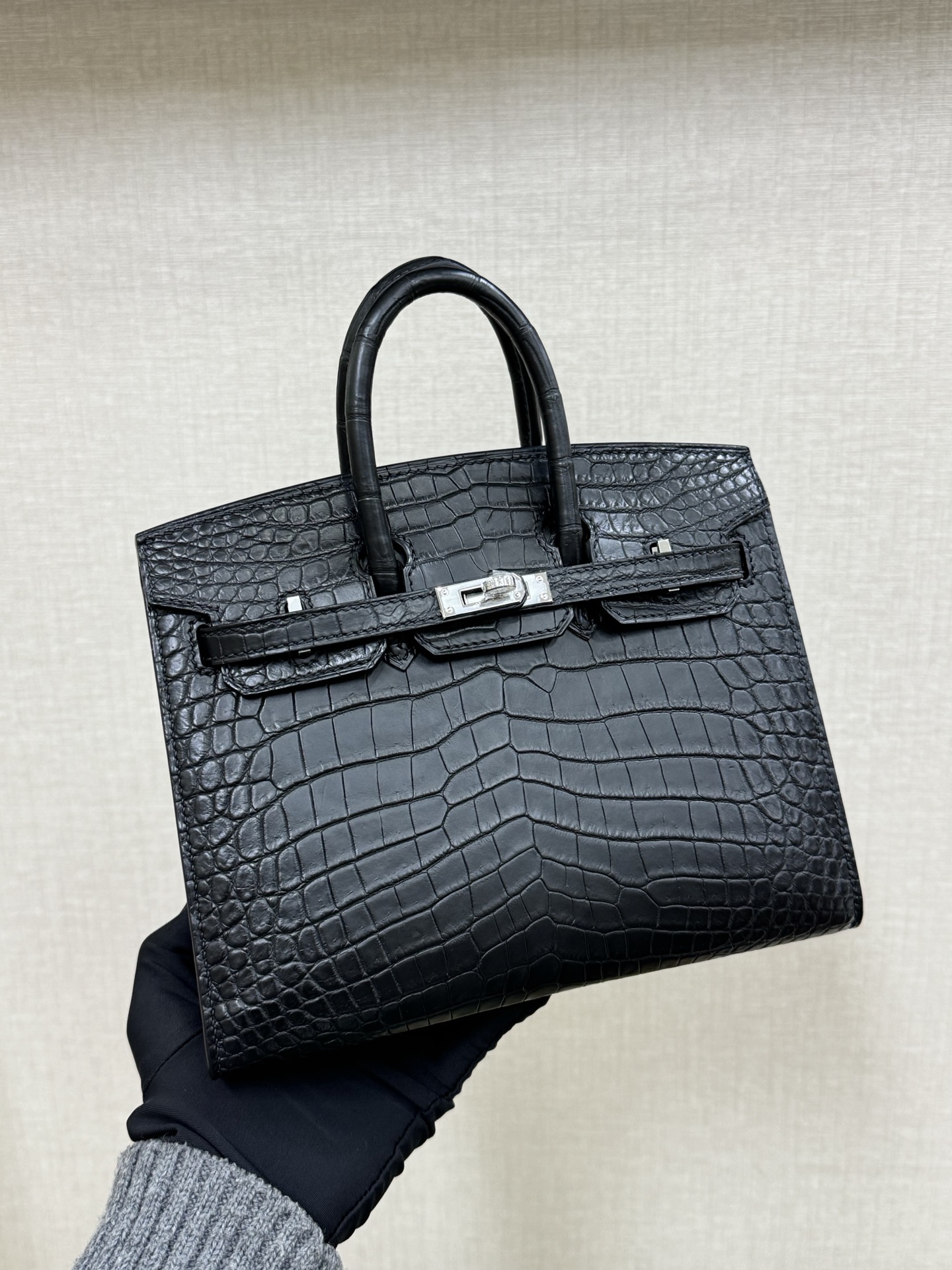 NO:893986,Spot Birkin20 crocodile skin matte black hand-stitched hand-stitched wax thread, Hermes, hermes, crocodile skin, Hermes,19860909现货 Birkin20 鳄鱼皮雾面 黑色 手工钉 手缝蜡线,爱马仕,hermes,crocodile skin,Hermes,,Bag