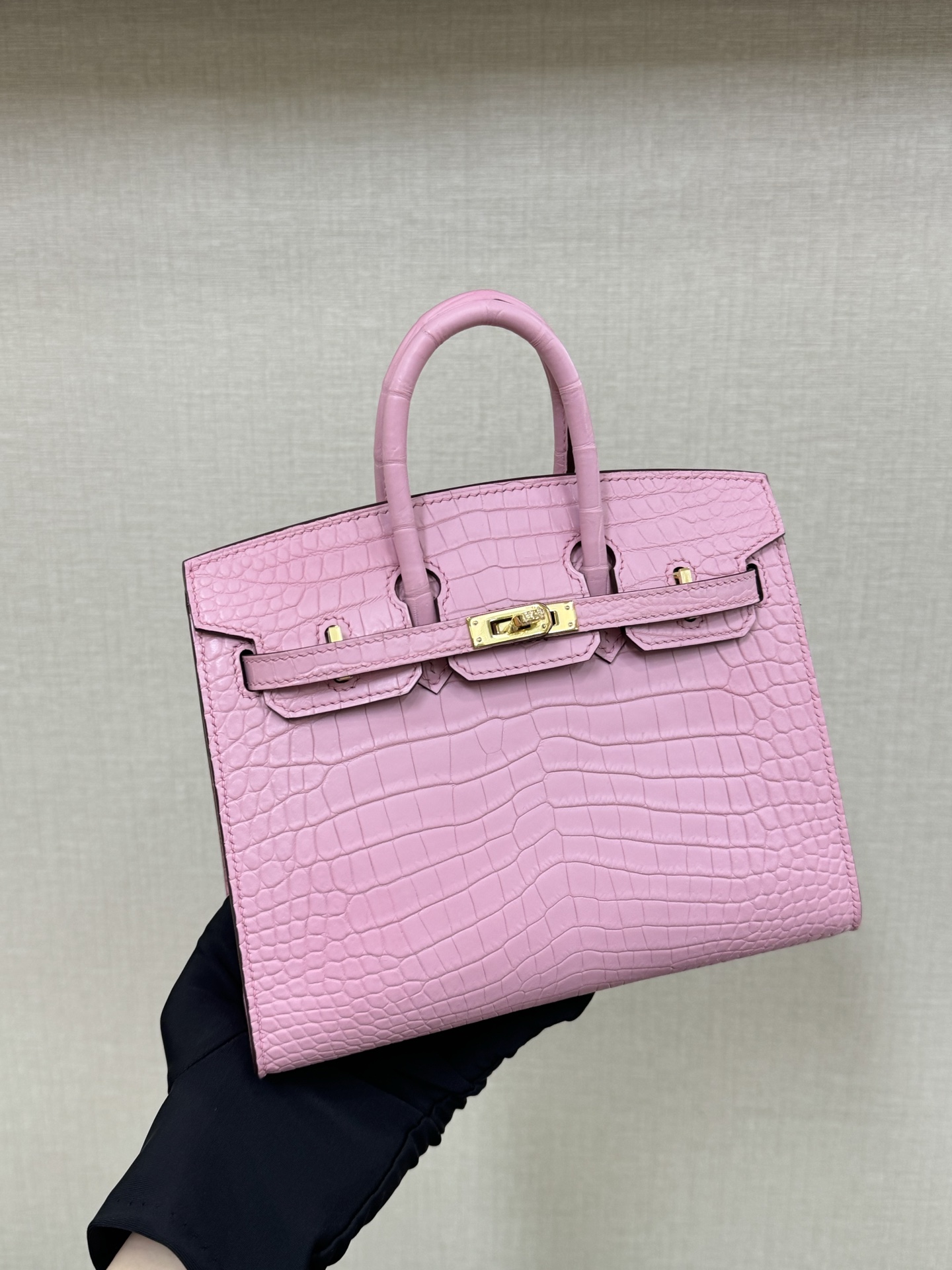 NO:893990,Spot Birkin20 crocodile skin matte cherry blossom pink hand-stitched hand-stitched wax thread, Hermes, hermes, crocodile skin, Hermes,19860909现货 Birkin20 鳄鱼皮雾面 樱花粉 手工钉 手缝蜡线,爱马仕,hermes,crocodile skin,Hermes,,Bag