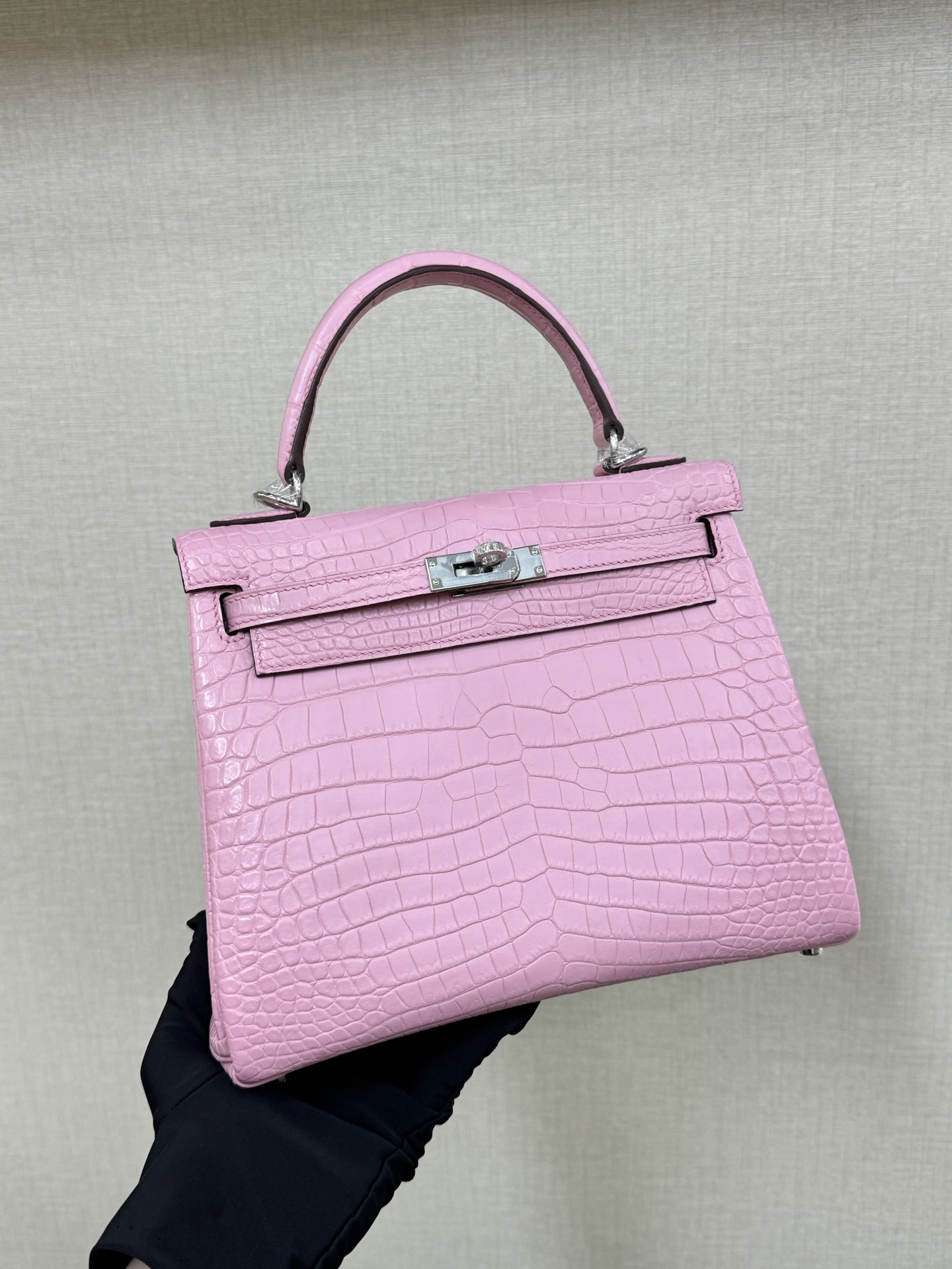 NO:852437,In stock kelly25 crocodile skin matte cherry blossom pink hand-stitched hand-stitched wax thread, Hermes, hermes, crocodile skin, Hermes,19860909现货 kelly25 鳄鱼皮雾面 樱花粉 手工钉 手缝蜡线,爱马仕,hermes,crocodile skin,Hermes,,Bag