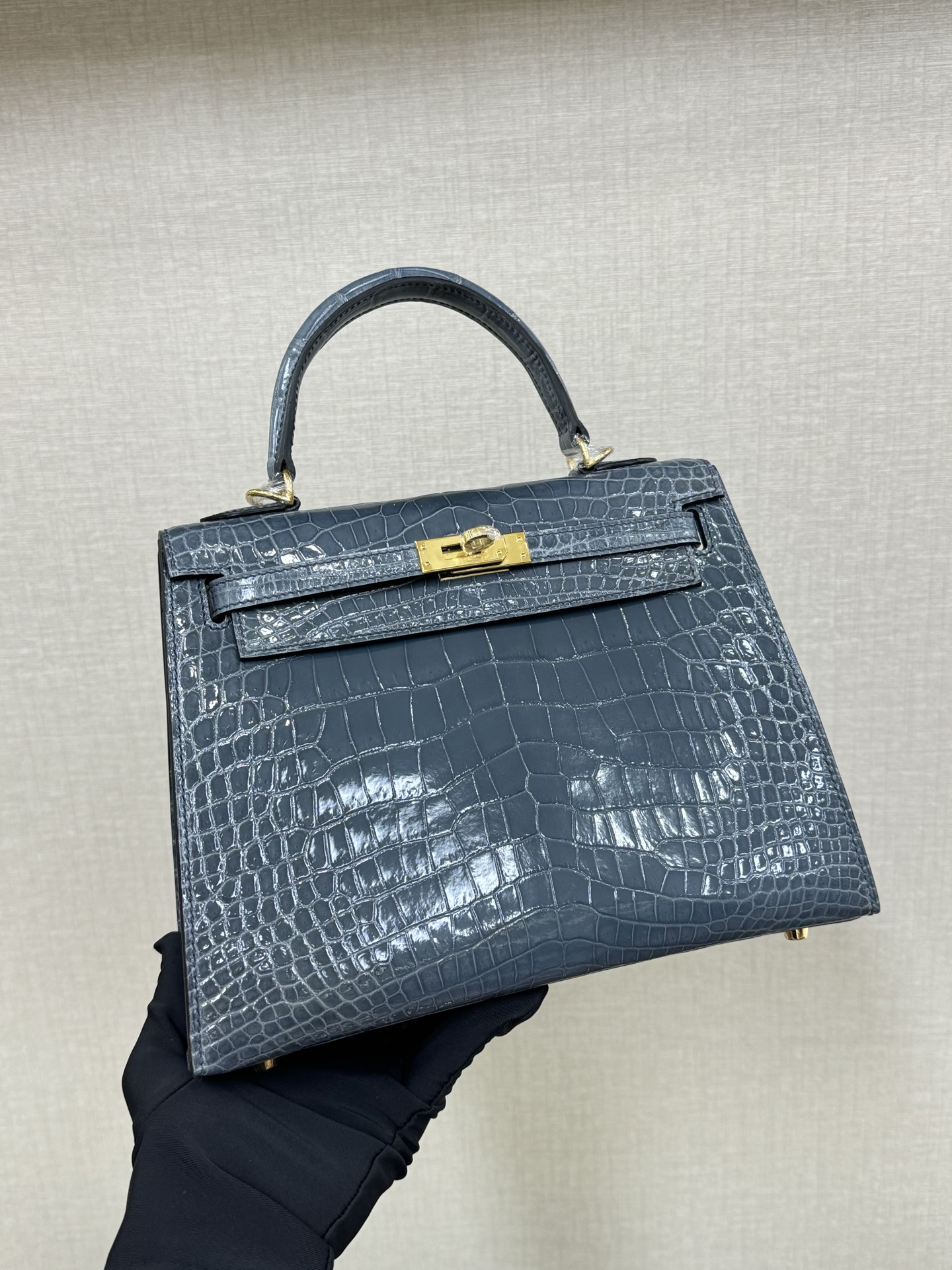 NO:852406,In stock kelly25 crocodile skin shiny storm blue hand-stitched hand-stitched wax thread, Hermes, hermes, crocodile skin, Hermes,19860909现货 kelly25 鳄鱼皮亮面 风暴蓝 手工钉 手缝蜡线,爱马仕,hermes,crocodile skin,Hermes,,Bag