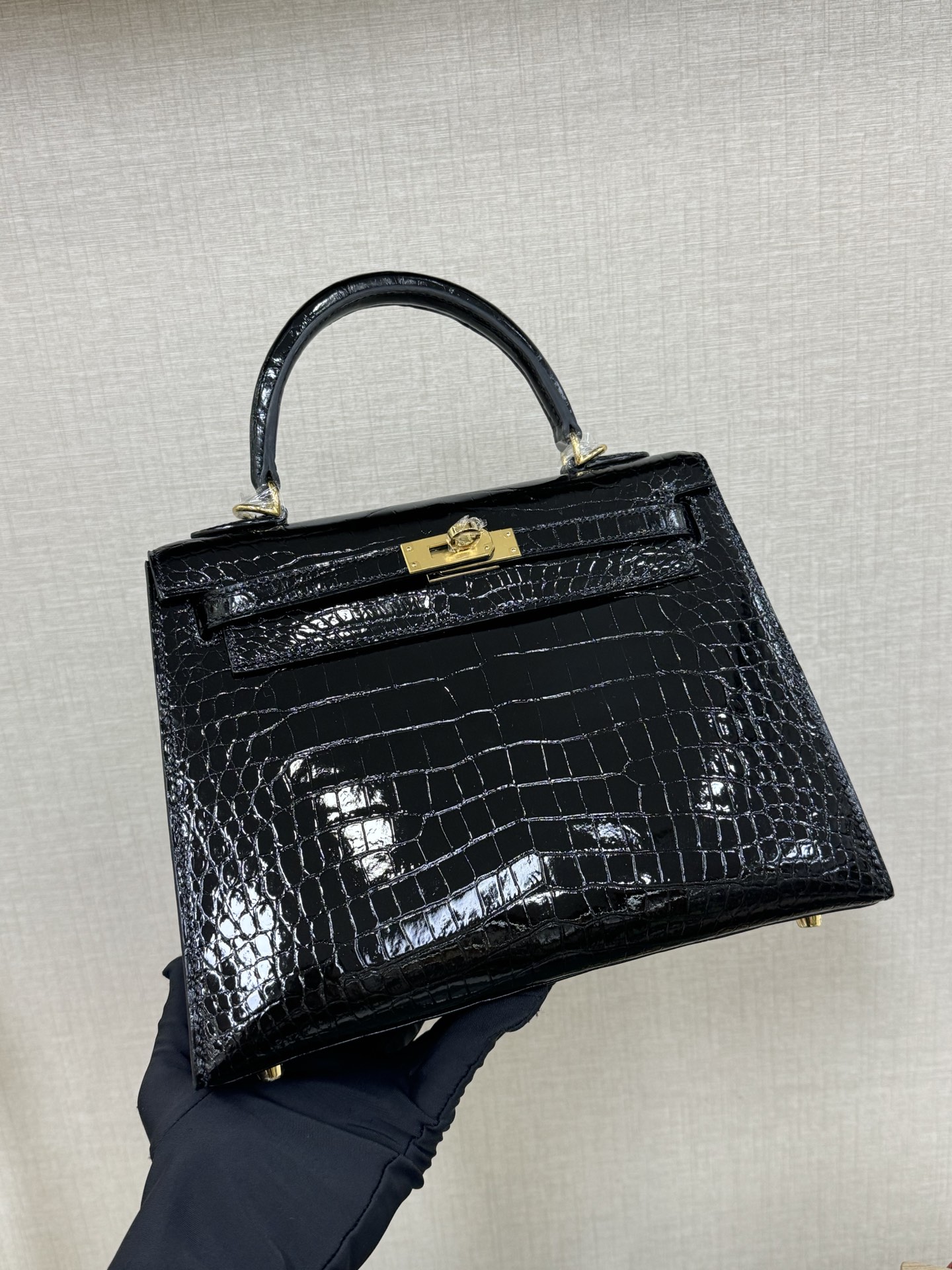 NO:852375,In stock kelly25 crocodile skin shiny black hand-stitched wax thread, Hermes, hermes, crocodile skin, Hermes,19860909现货 kelly25 鳄鱼皮亮面 黑色 手工钉 手缝蜡线,爱马仕,hermes,crocodile skin,Hermes,,Bag