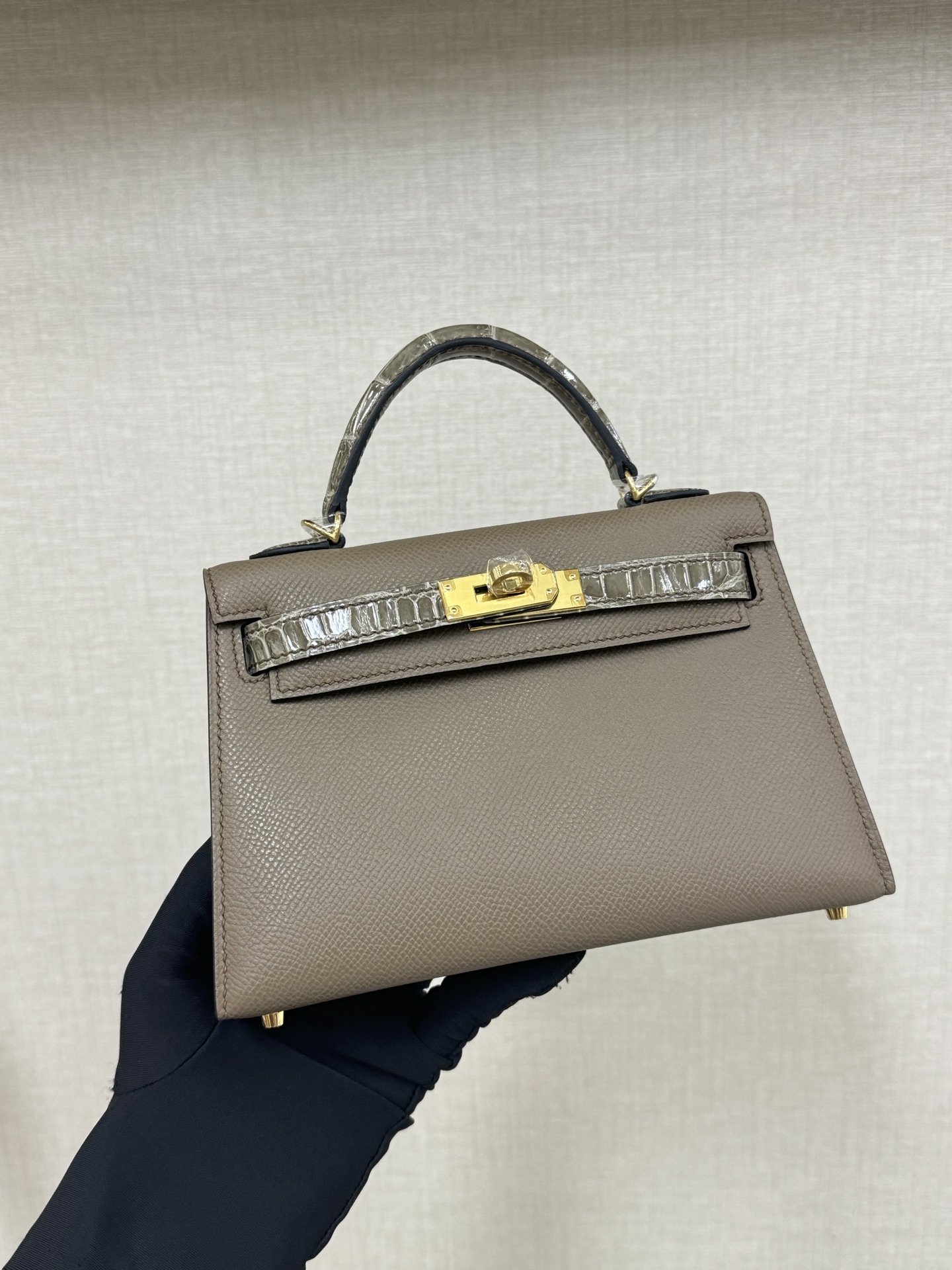 NO:851087,Spot minikelly touch second generation 19cm crocodile leather glossy esom leather turtledove gray hand-nailed hand-stitched wax thread, Hermes, hermes, crocodile skin, Hermes,19860909现货 minikelly touch 二代19cm 鳄鱼皮亮面拼esom皮 斑鸠灰 手工钉 手缝蜡线,爱马仕,hermes,crocodile skin,Hermes,,Bag