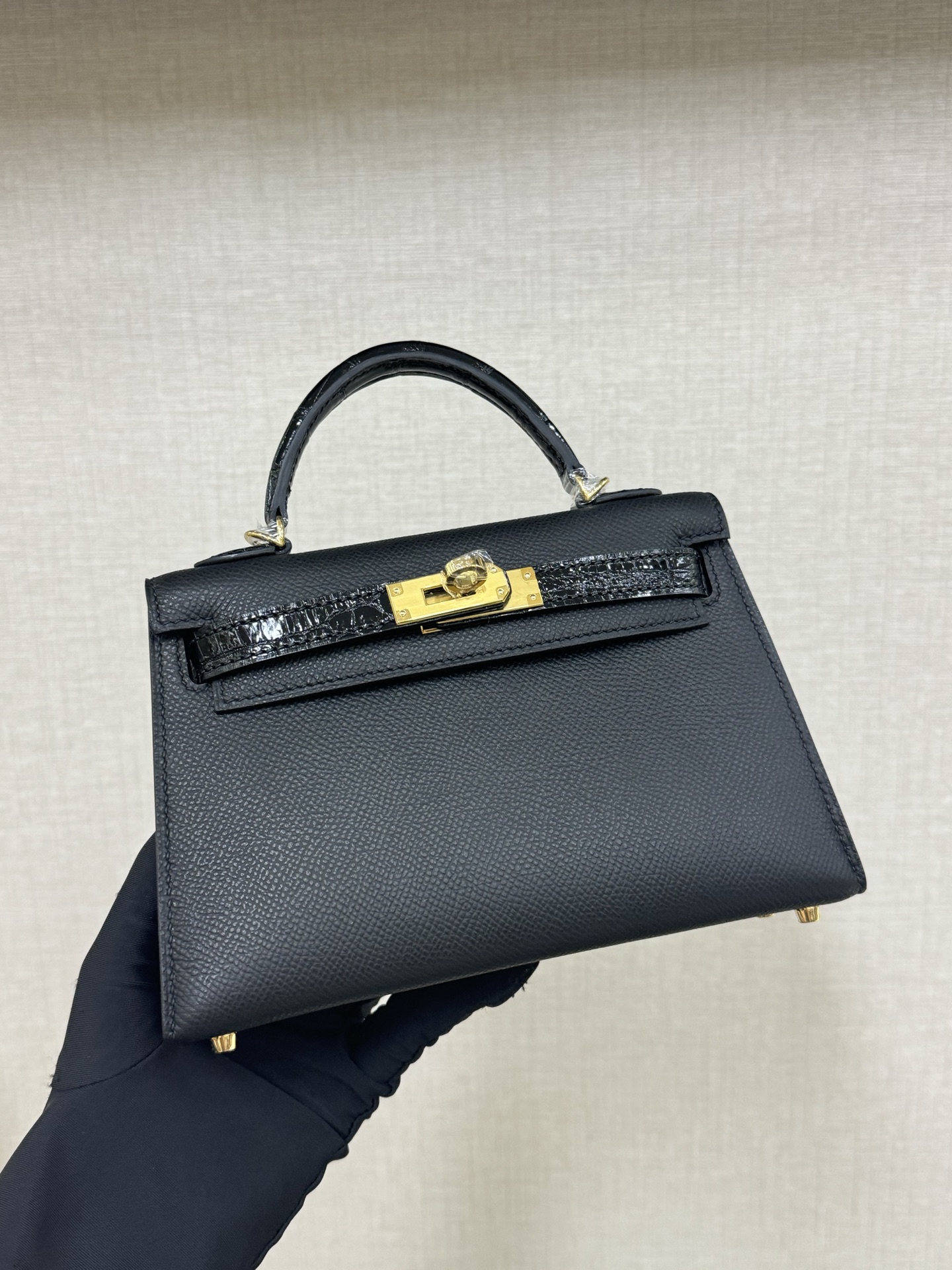 NO:851096,Spot minikelly touch second generation 19cm crocodile leather glossy esom leather black hand-nailed hand-stitched wax thread, Hermes, hermes, crocodile skin, Hermes,19860909现货 minikelly touch 二代19cm 鳄鱼皮亮面拼esom皮 黑色 手工钉 手缝蜡线,爱马仕,hermes,crocodile skin,Hermes,,Bag