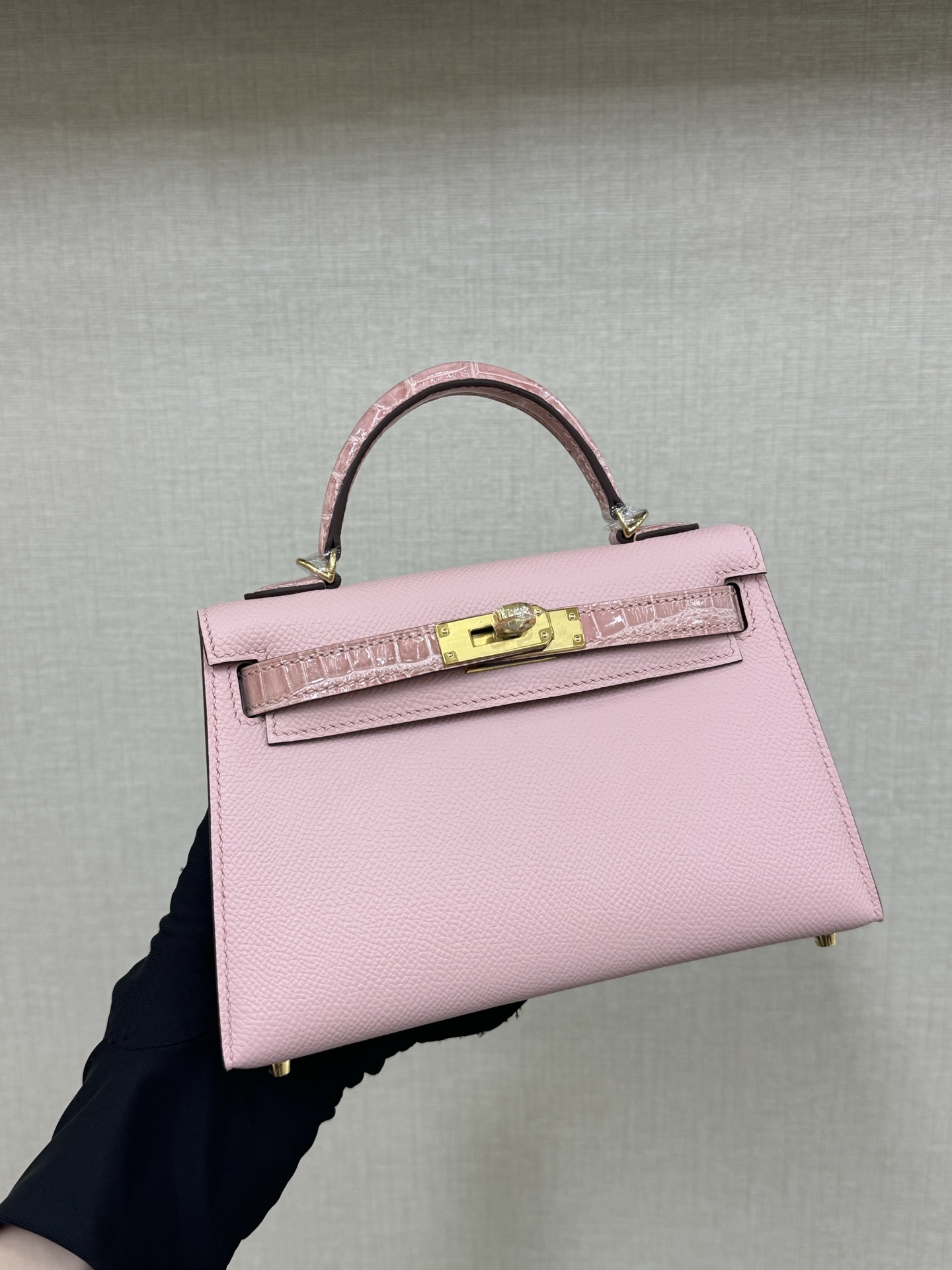 NO:851105,Spot minikelly touch second generation 19cm crocodile leather glossy esom leather cherry blossom pink hand-made nails hand-stitched wax thread, Hermes, hermes, crocodile skin, Hermes,19860909现货 minikelly touch 二代19cm 鳄鱼皮亮面拼esom皮 樱花粉 手工钉 手缝蜡线,爱马仕,hermes,crocodile skin,Hermes,,Bag