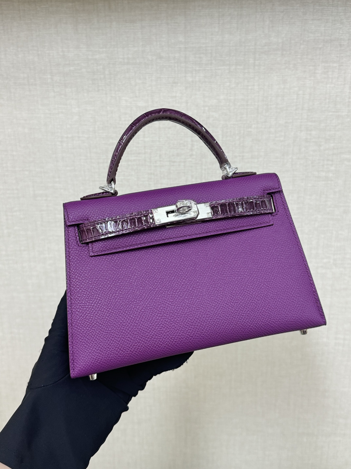 NO:851114,Spot minikelly touch second generation 19cm crocodile leather glossy esom leather sea anemone purple hand-made nails hand-stitched wax thread, Hermes, hermes, crocodile skin, Hermes,19860909现货 minikelly touch 二代19cm 鳄鱼皮亮面拼esom皮 海葵紫 手工钉 手缝蜡线,爱马仕,hermes,crocodile skin,Hermes,,Bag