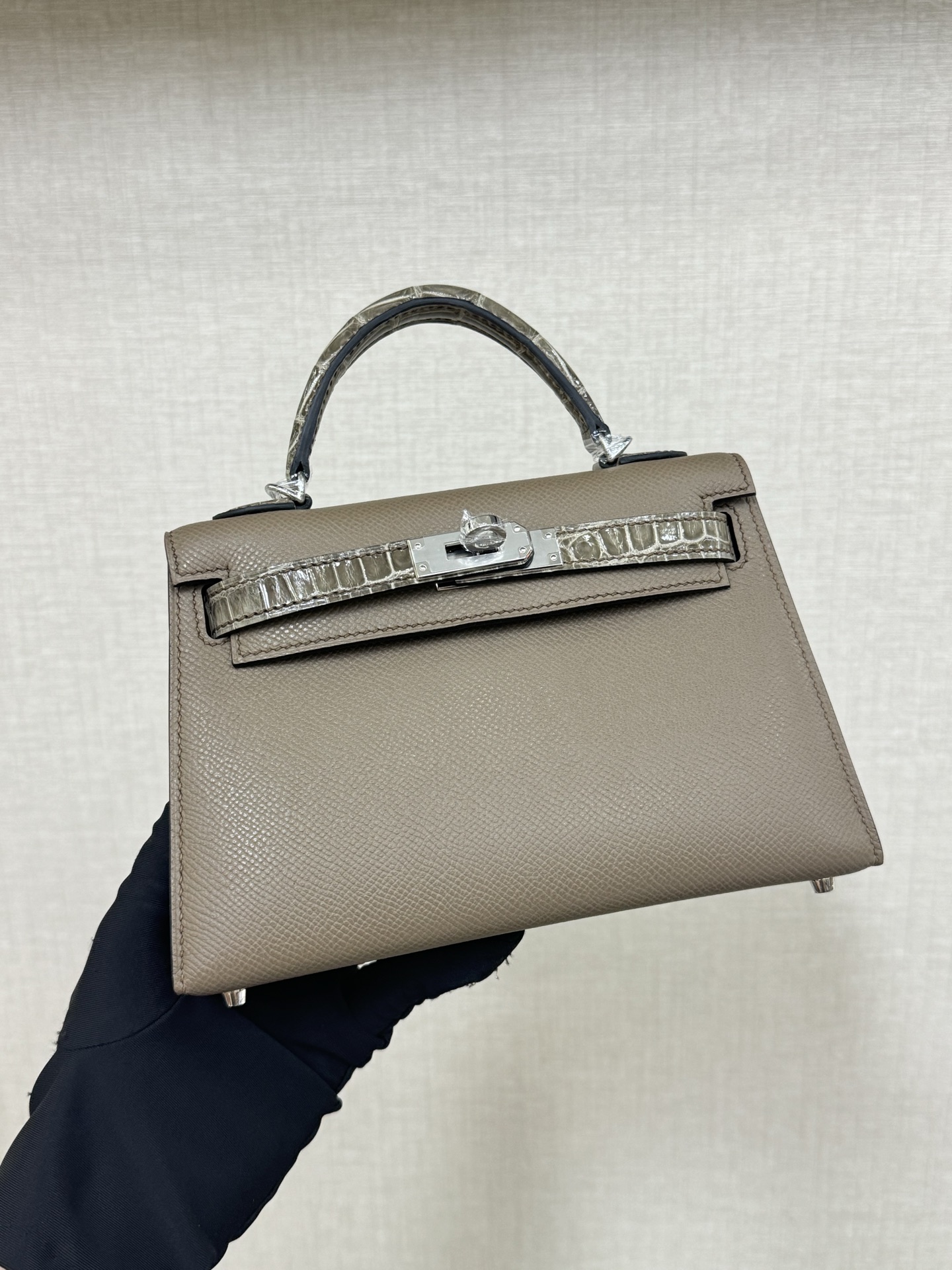 NO:851123,Spot minikelly touch second generation 19cm crocodile leather glossy esom leather turtledove gray hand-nailed hand-stitched wax thread, Hermes, hermes, crocodile skin, Hermes,19860909现货 minikelly touch 二代19cm 鳄鱼皮亮面拼esom皮 斑鸠灰 手工钉 手缝蜡线,爱马仕,hermes,crocodile skin,Hermes,,Bag