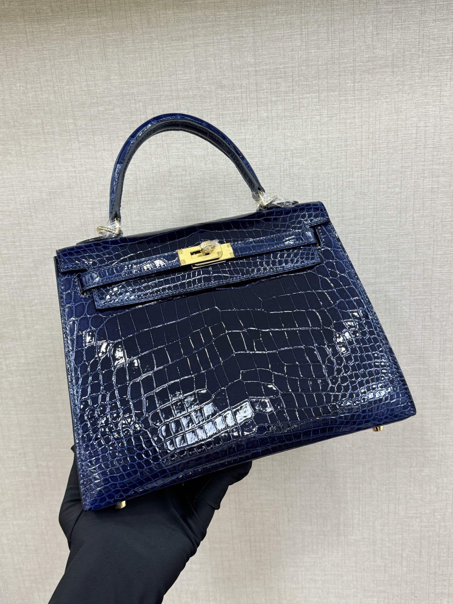 NO:852365,In stock kelly25 crocodile skin glossy sapphire blue hand-stitched hand-stitched wax thread, Hermes, hermes, crocodile skin, Hermes,19860909现货 kelly25 鳄鱼皮亮面 宝石蓝 手工钉 手缝蜡线,爱马仕,hermes,crocodile skin,Hermes,,Bag