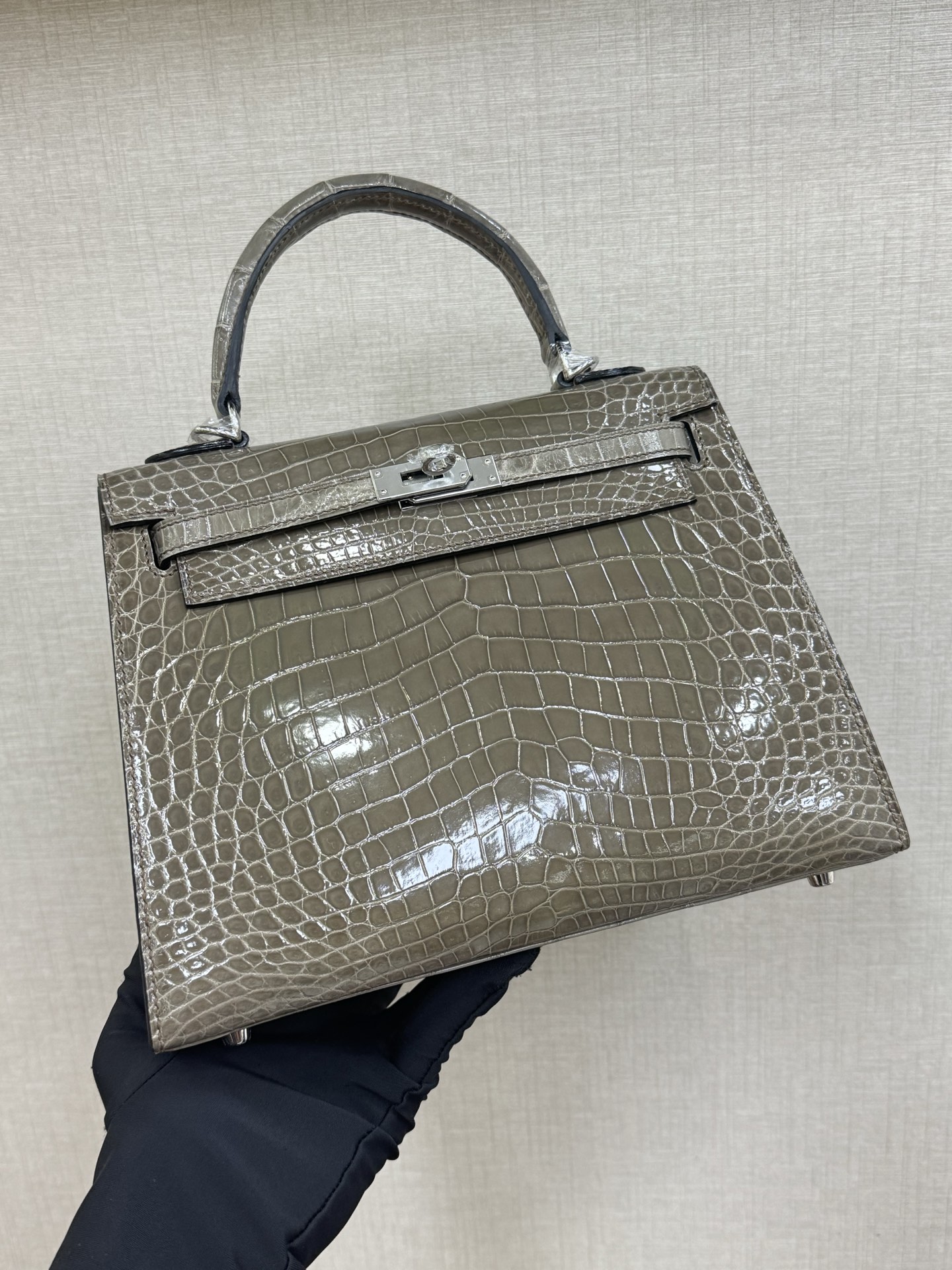 NO:852416,In stock kelly25 crocodile skin glossy turtledove gray hand-made nails hand-stitched wax thread,Hermes,hermes,crocodile skin,Hermes,19860909现货 kelly25 鳄鱼皮亮面 斑鸠灰 手工钉 手缝蜡线,爱马仕,hermes,crocodile skin,Hermes,,Bag