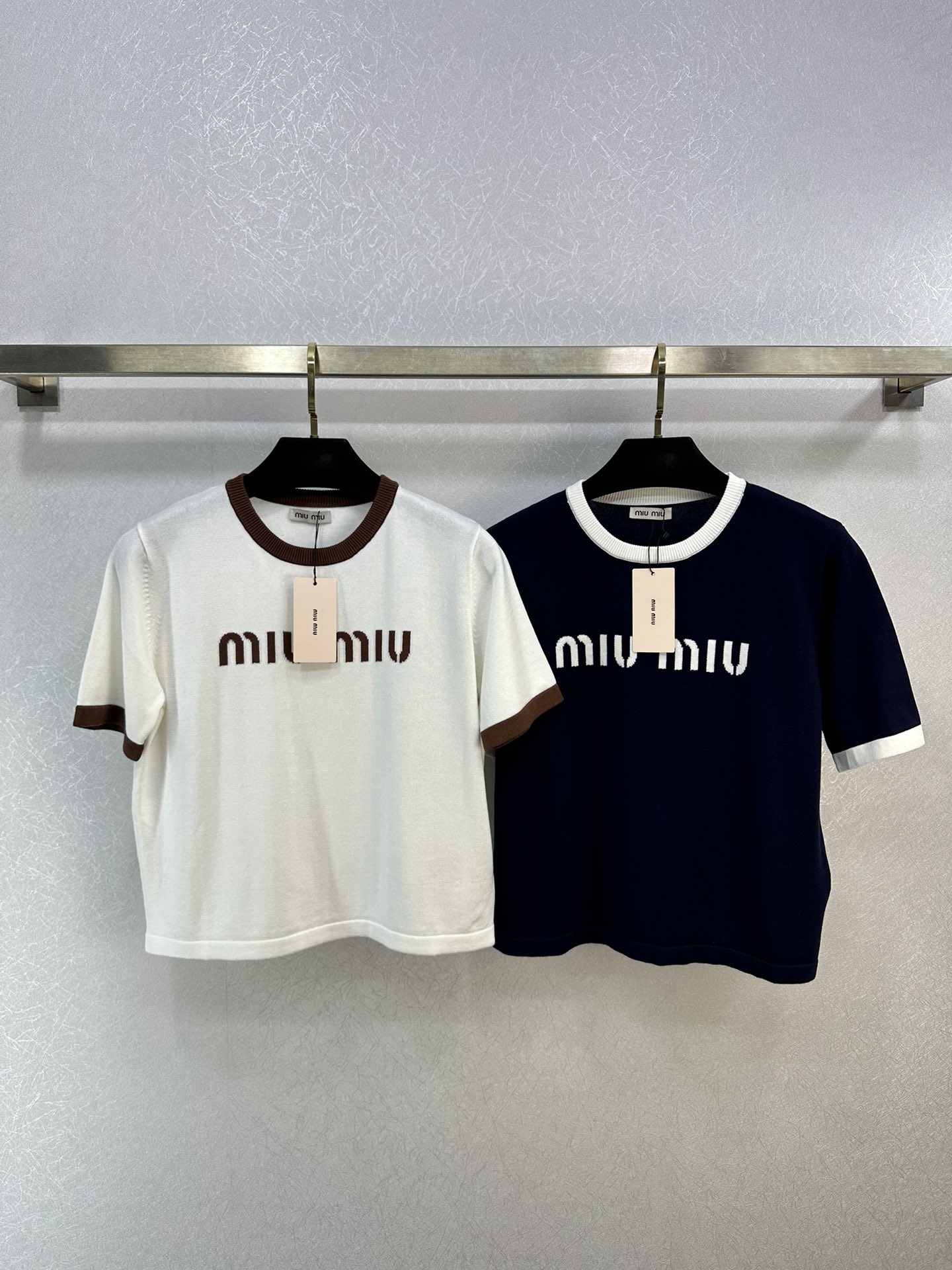 Miumi*早春系列 短款针织上衣 学院风少女风减龄又时髦！定位字母提花logo低调奢华，上身美的不要不要的！2色3码SML。