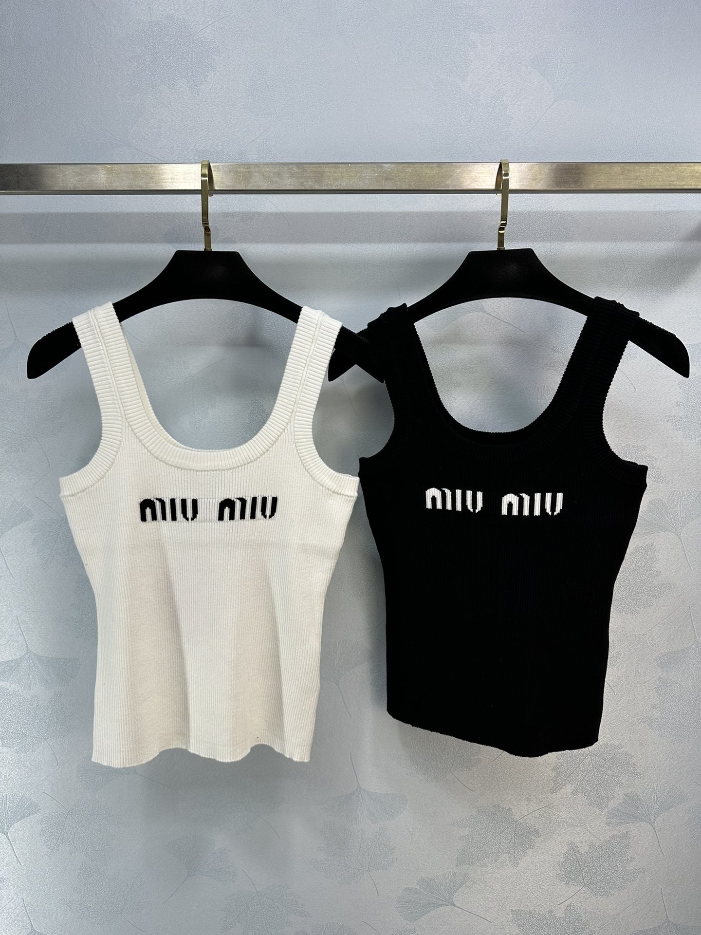 可换尺码！ miumi*夏季新款针织上衣极简黑白搭配Logo元素减龄又活力，凸显甜美感2色3码SML。yjdle