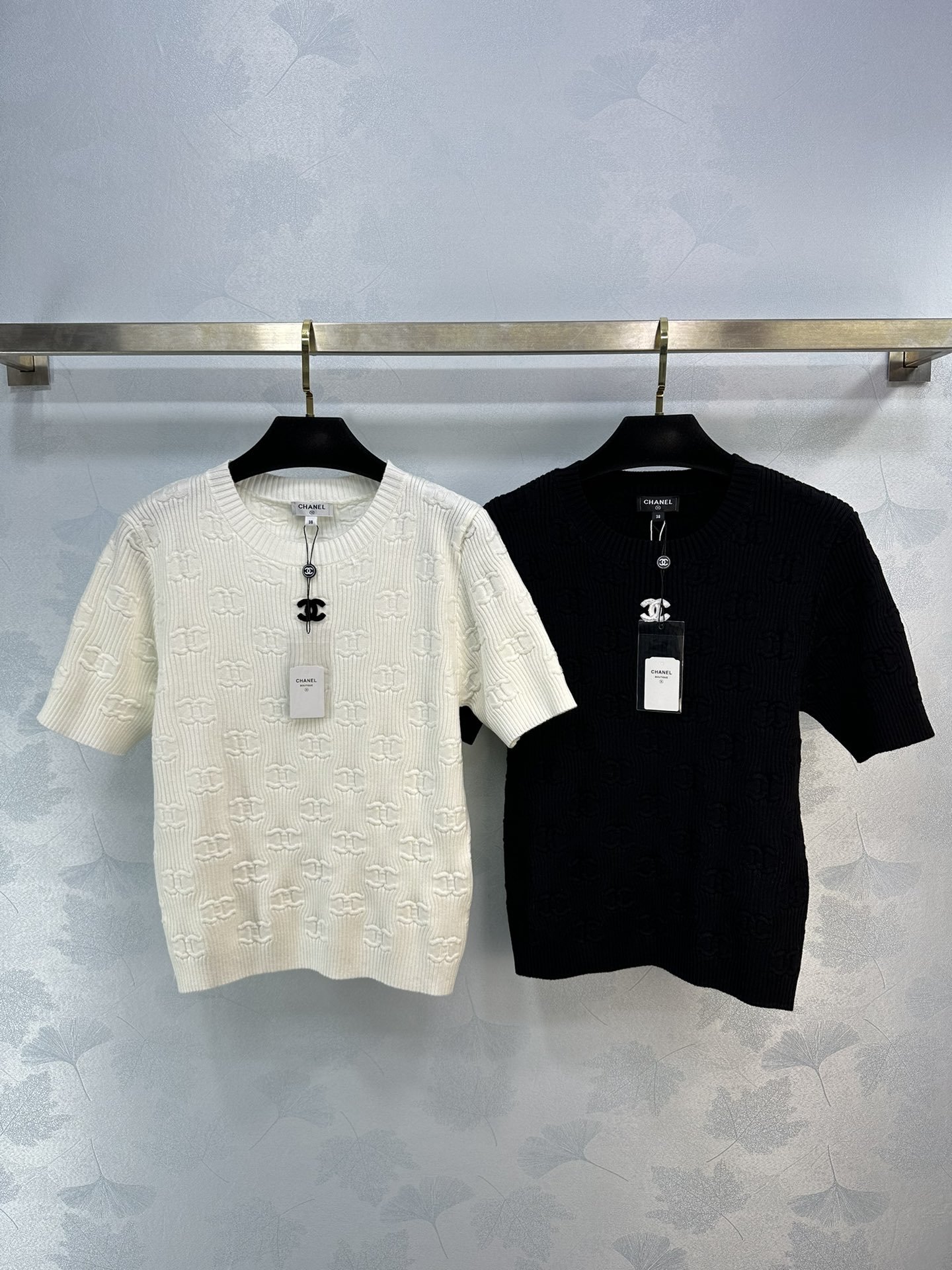 可换尺码！ chane*夏季新款针织上衣 极简黑白搭配logo和立体的浮雕设计 简约又高级 2色3码SML。zedqe