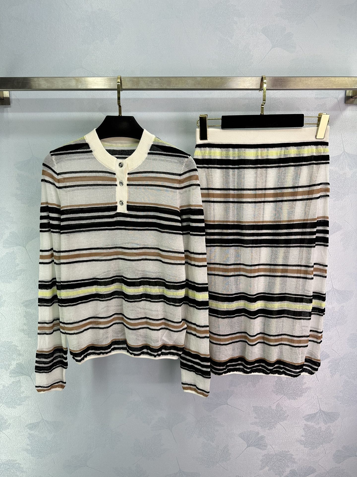“Bottega Veneta Single-Size Female Suit: Light-Skinned Dress and Effortless Style” - 图片 1