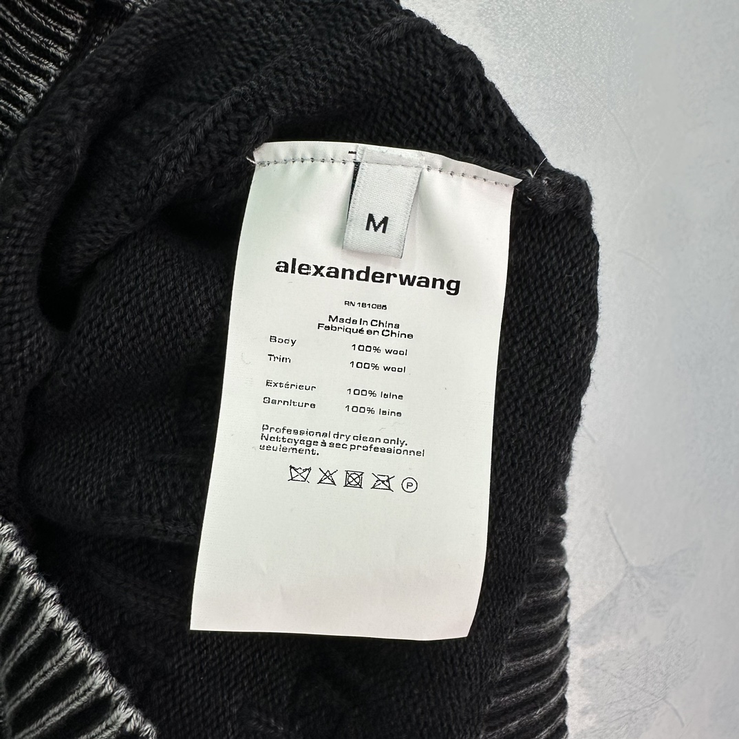 “New Autumn Letters: Single-Standing Female Clothes Packing Update with Simple Base Layout” - 图片 8
