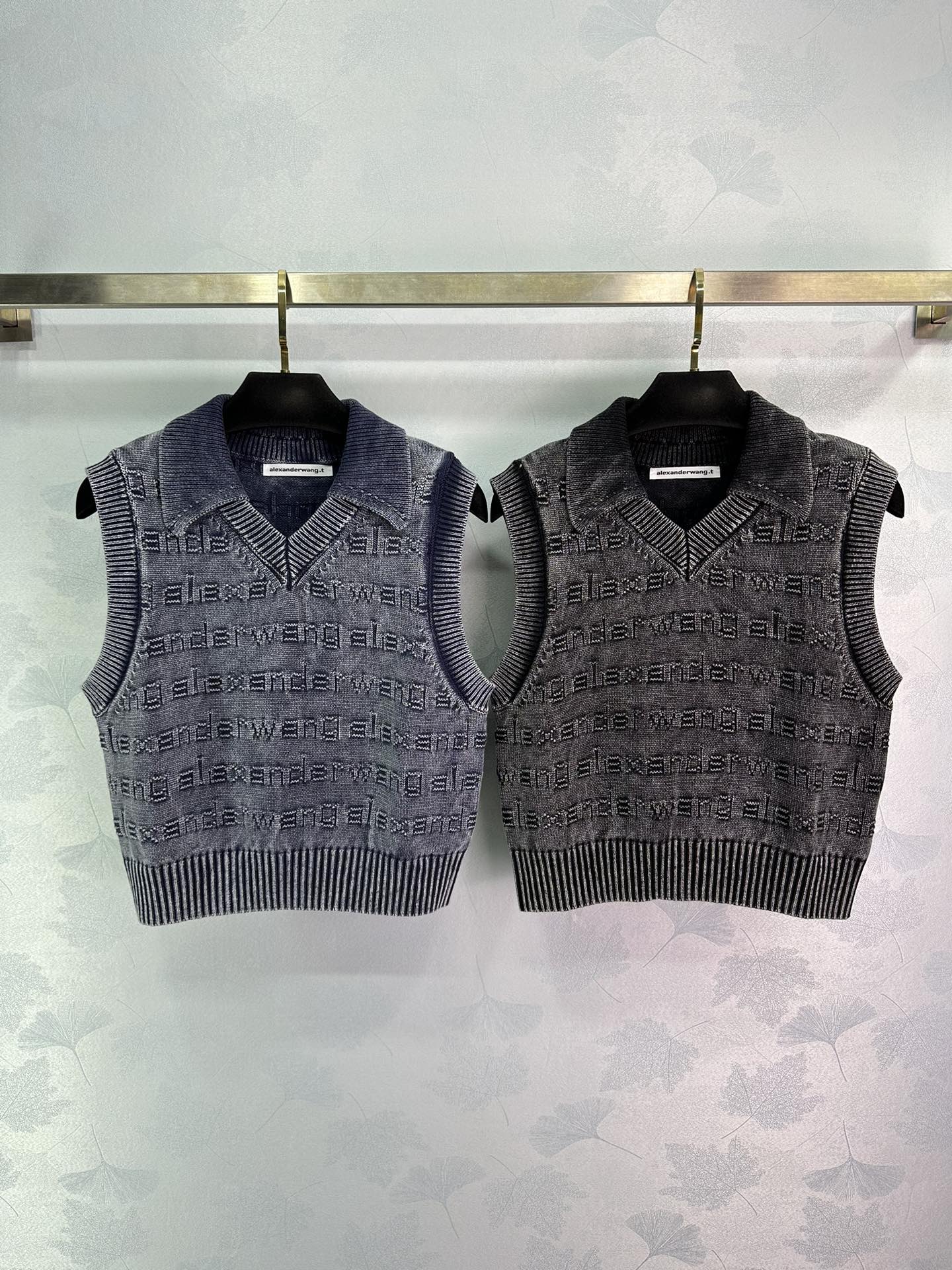 “New Autumn Letters: Single-Standing Female Clothes Packing Update with Simple Base Layout” - 图片 1
