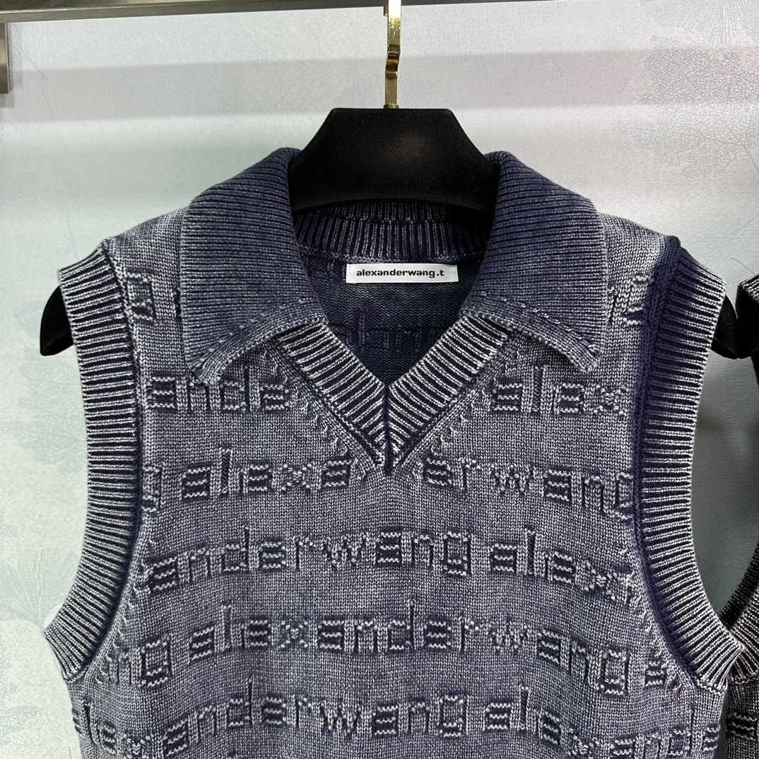 “New Autumn Letters: Single-Standing Female Clothes Packing Update with Simple Base Layout” - 图片 2