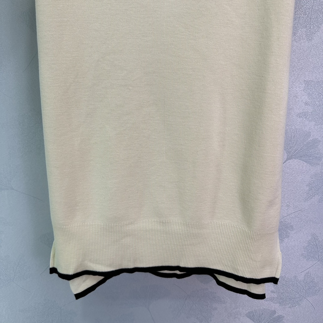 “Thom Browne’s New Wool Suit: Warm, White, and Comfortable Knitwear” - 图片 6