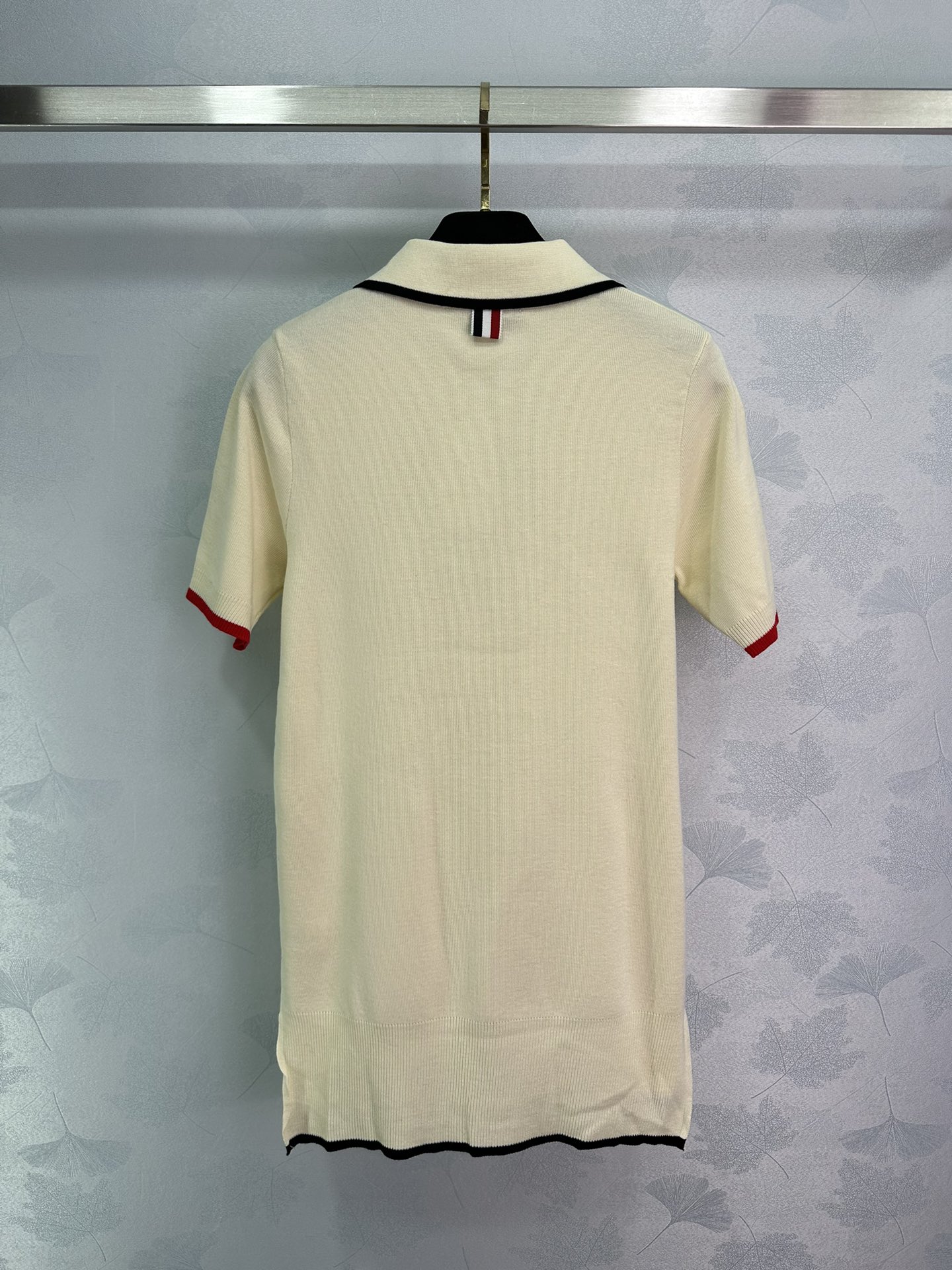 “Thom Browne’s New Wool Suit: Warm, White, and Comfortable Knitwear” - 图片 9