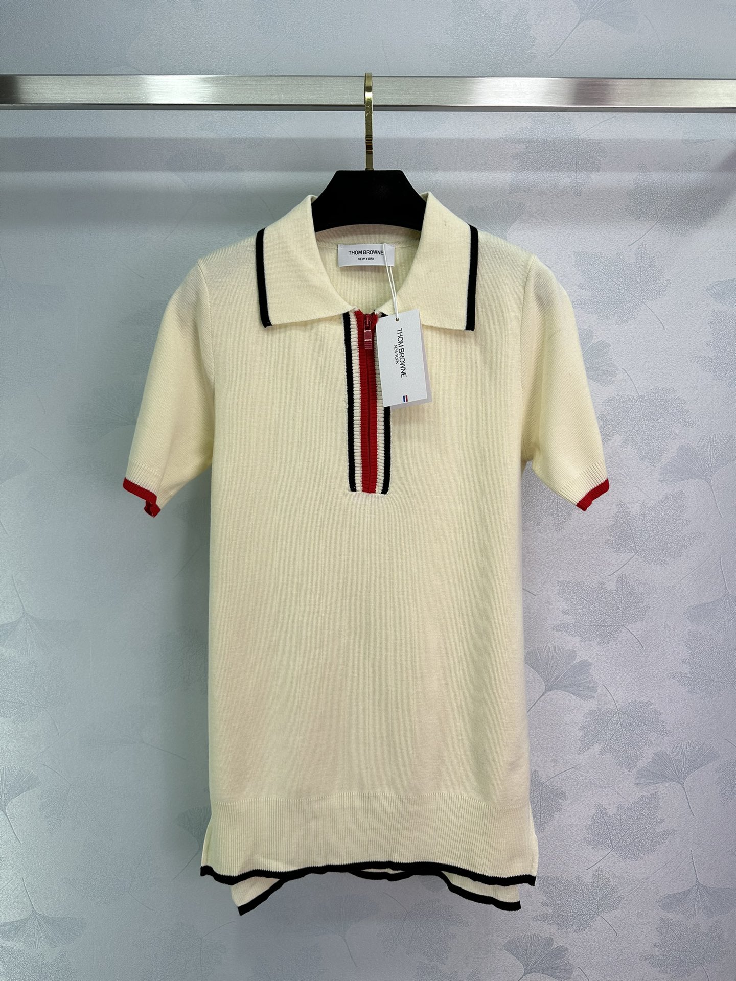 “Thom Browne’s New Wool Suit: Warm, White, and Comfortable Knitwear” - 图片 1