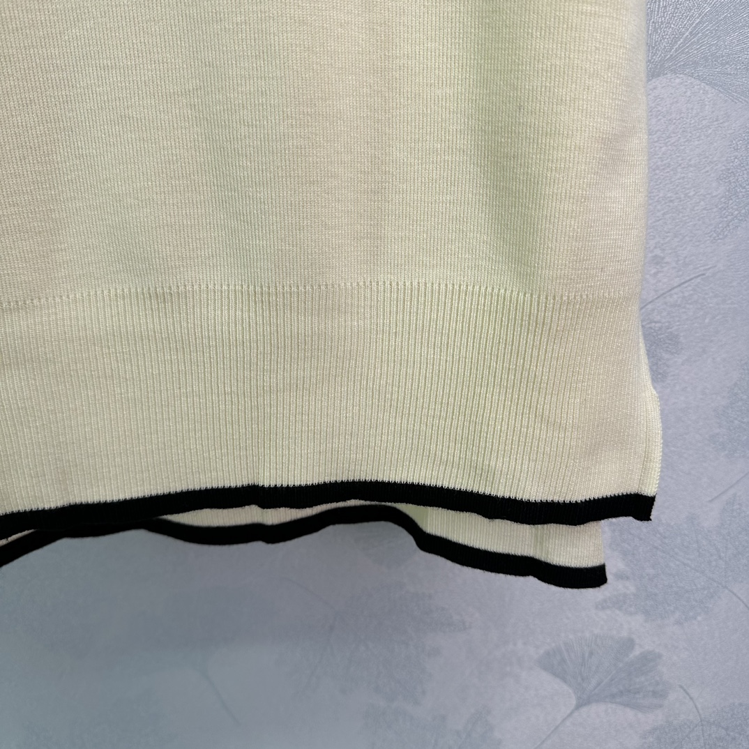 “Thom Browne’s New Wool Suit: Warm, White, and Comfortable Knitwear” - 图片 7