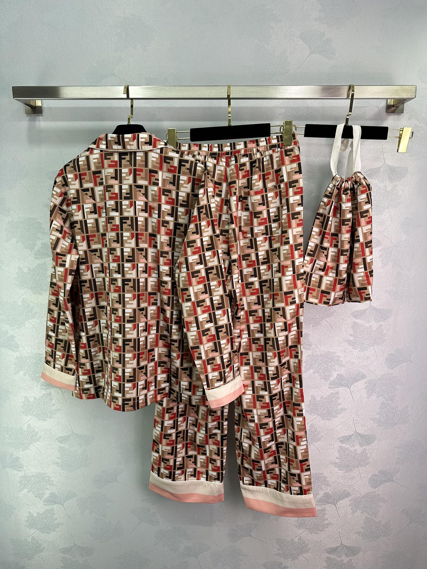 Fe*2024AW Season: Feminine Dresses, Pyjamas, and Monogram Prints in New Collection - 图片 9