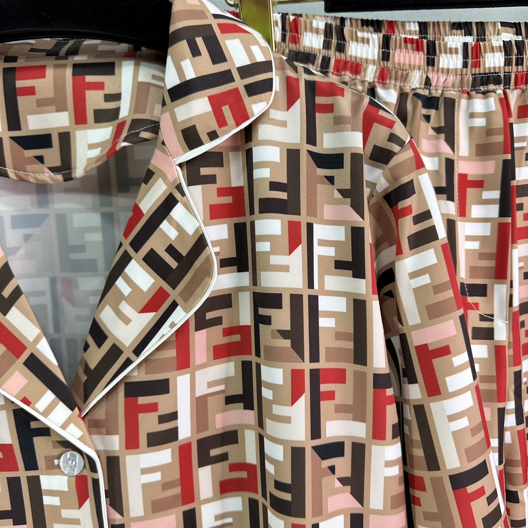 Fe*2024AW Season: Feminine Dresses, Pyjamas, and Monogram Prints in New Collection - 图片 3