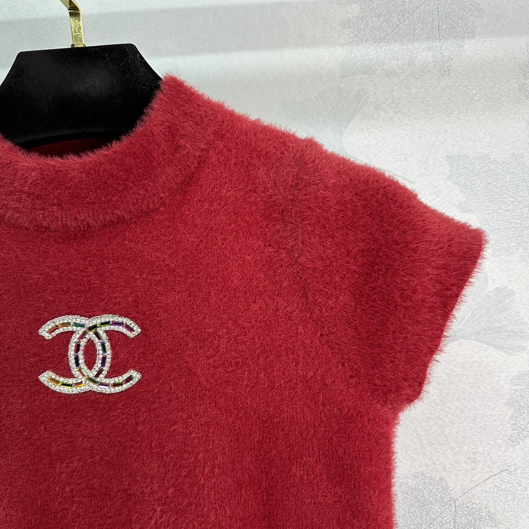[Chanel Women