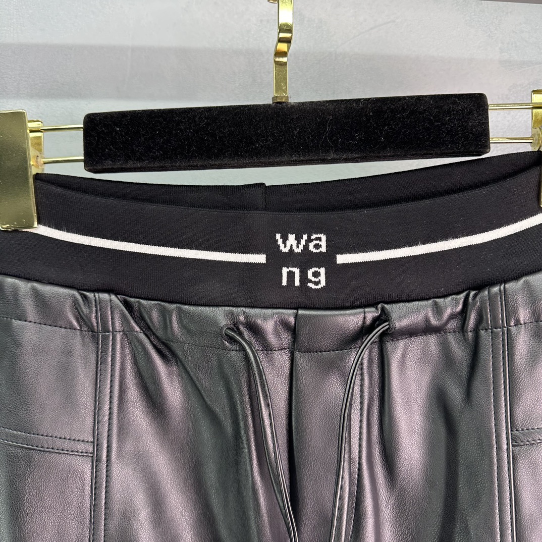 Sumptuous Velvet Wrappings: Goddess-like Monolith with Stylish Sophistication - 图片 6
