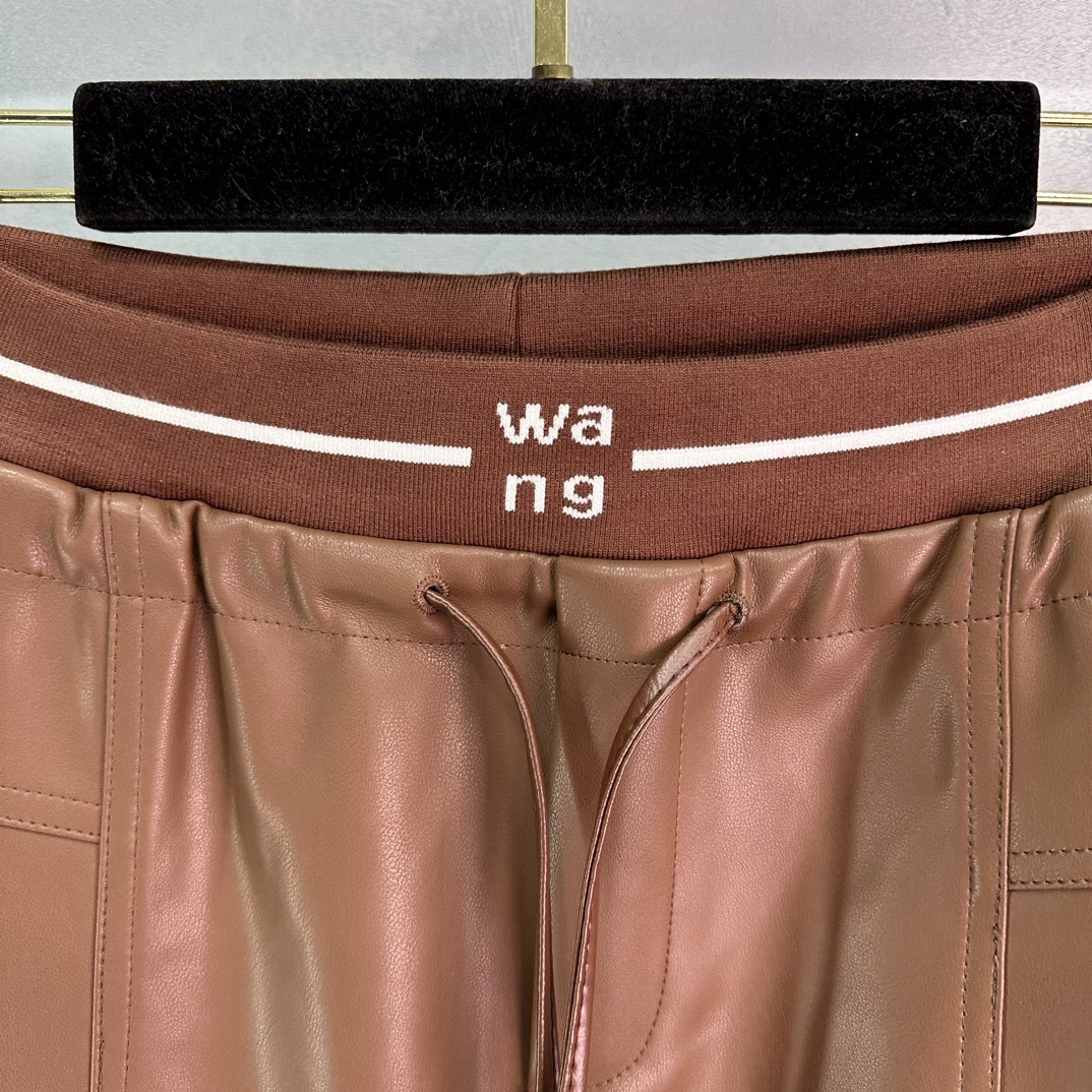 Sumptuous Velvet Wrappings: Goddess-like Monolith with Stylish Sophistication - 图片 3