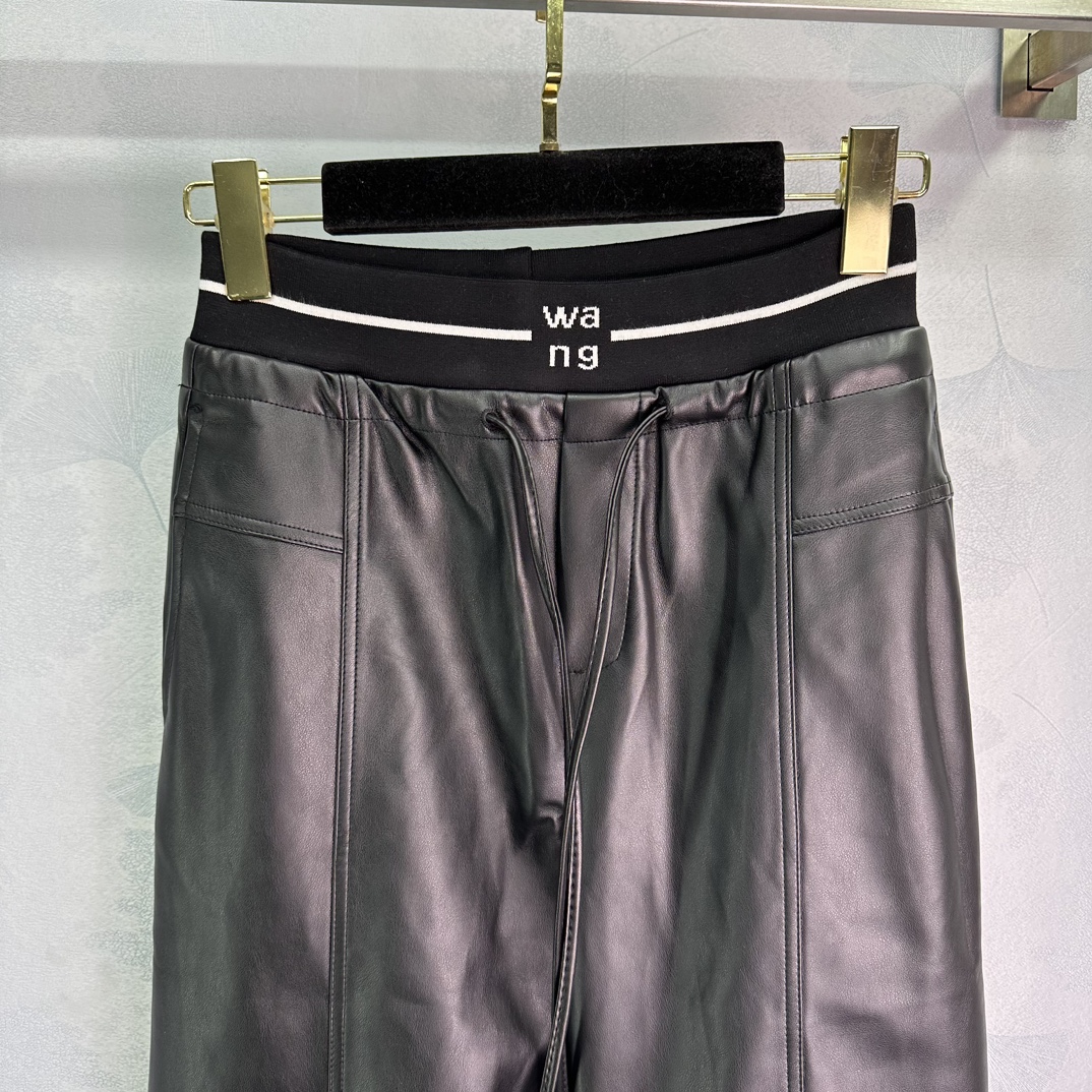Sumptuous Velvet Wrappings: Goddess-like Monolith with Stylish Sophistication - 图片 5