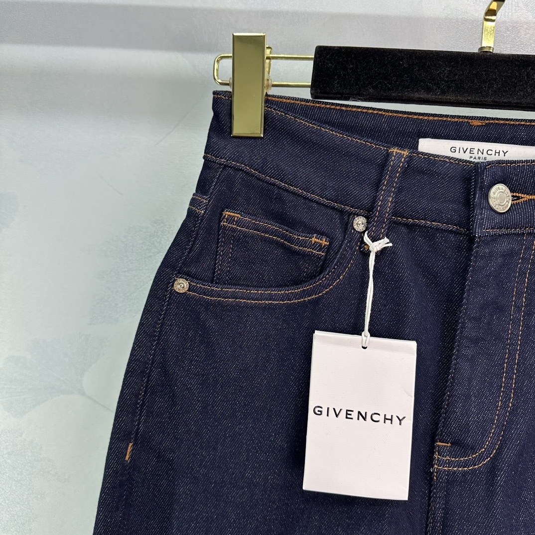 “Autumn/Winter Women’s Uniform: Tweed Jeans Packed with Excellence and YB Supplements” - 图片 4