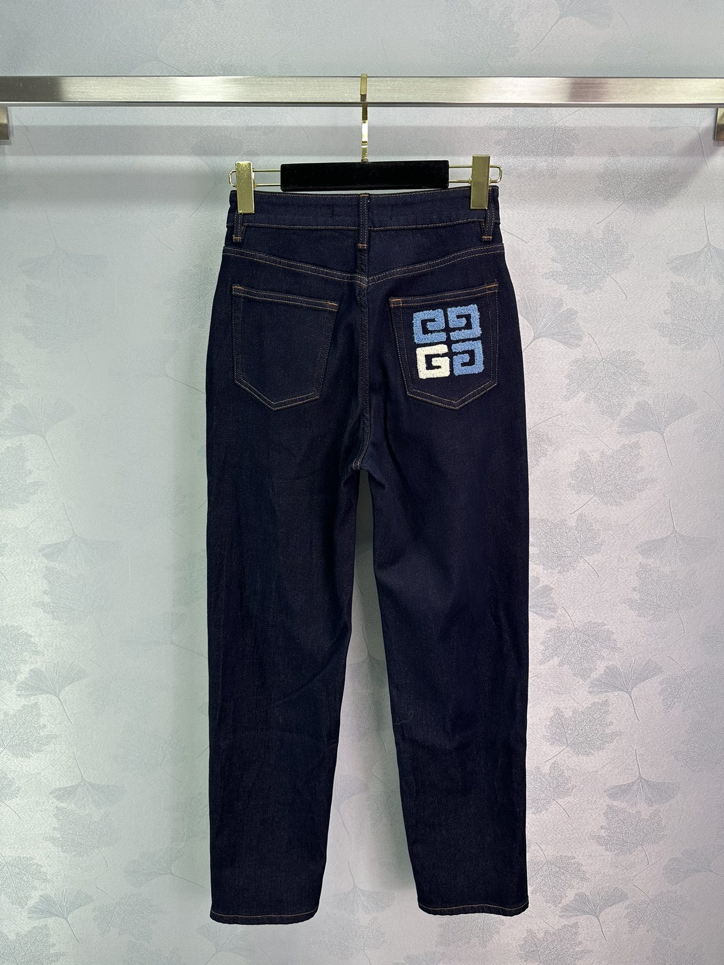 “Autumn/Winter Women’s Uniform: Tweed Jeans Packed with Excellence and YB Supplements” - 图片 1