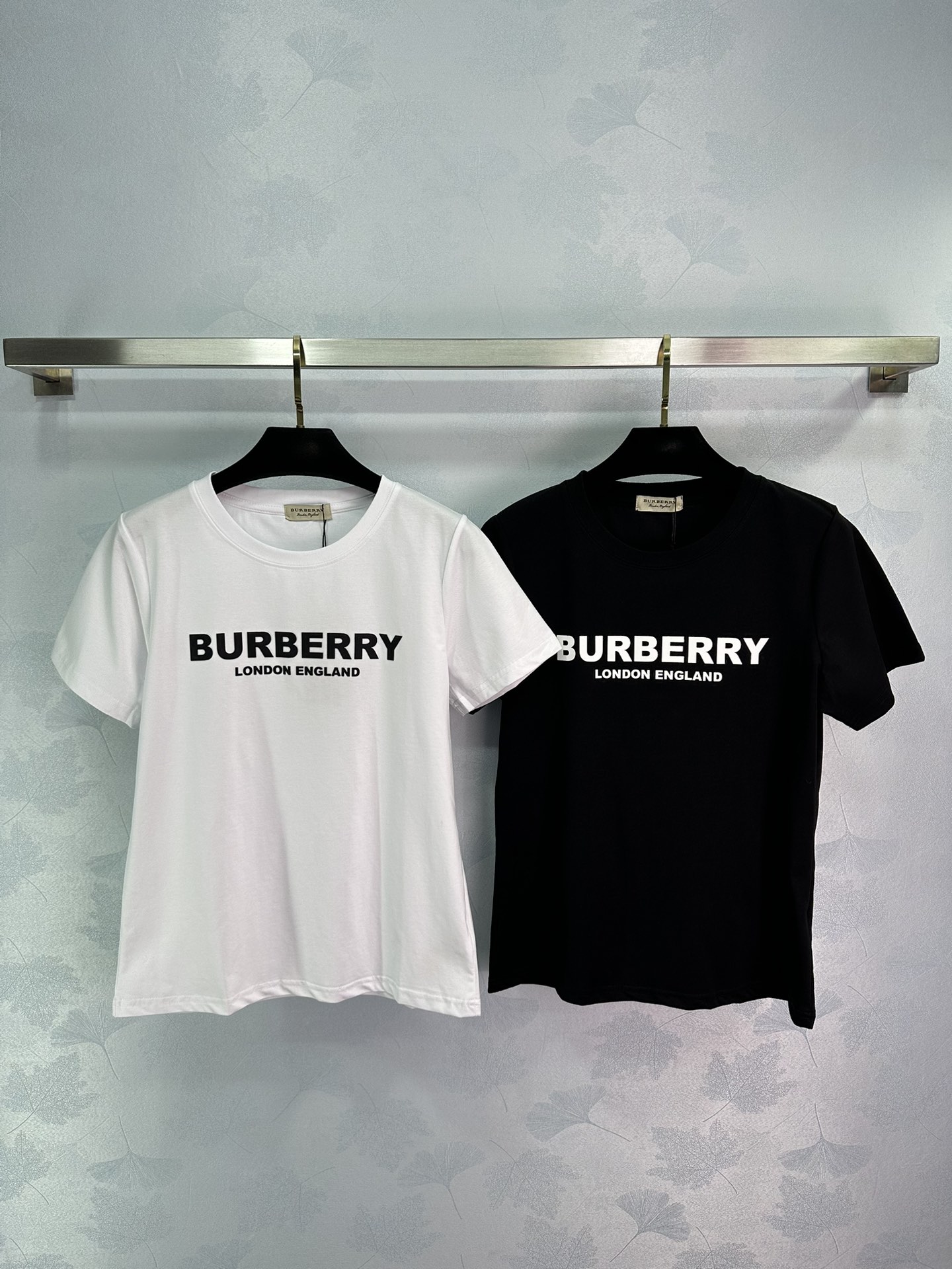 New Burberry Four-Chrome Letter Short Sleeve Suit with Cosmopolitan Design & Strong Cotton Material - 图片 1
