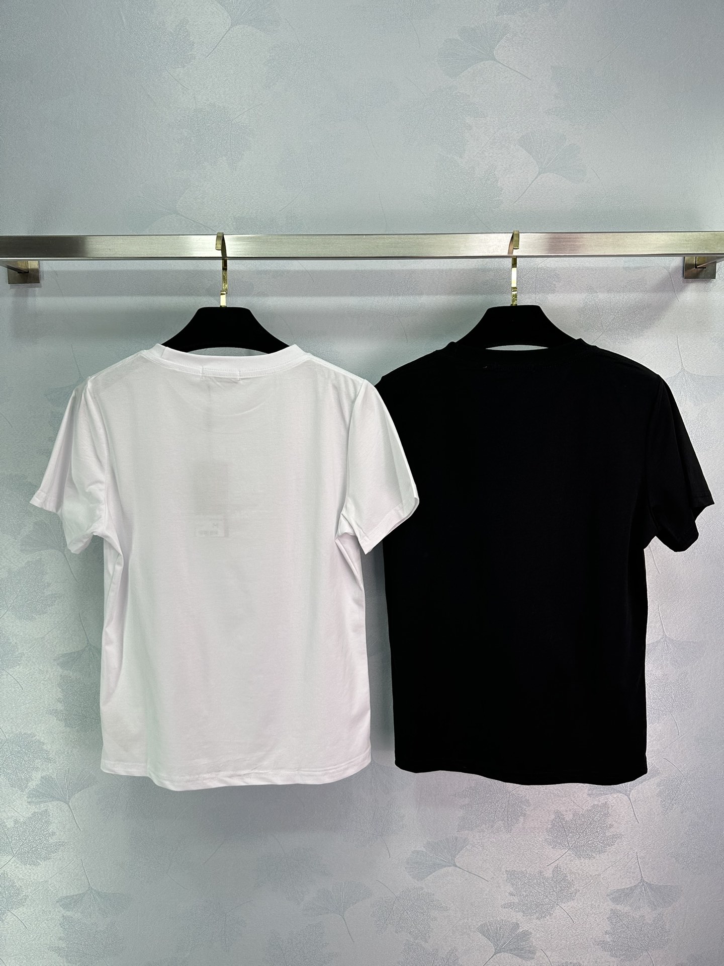 New Burberry Four-Chrome Letter Short Sleeve Suit with Cosmopolitan Design & Strong Cotton Material - 图片 9