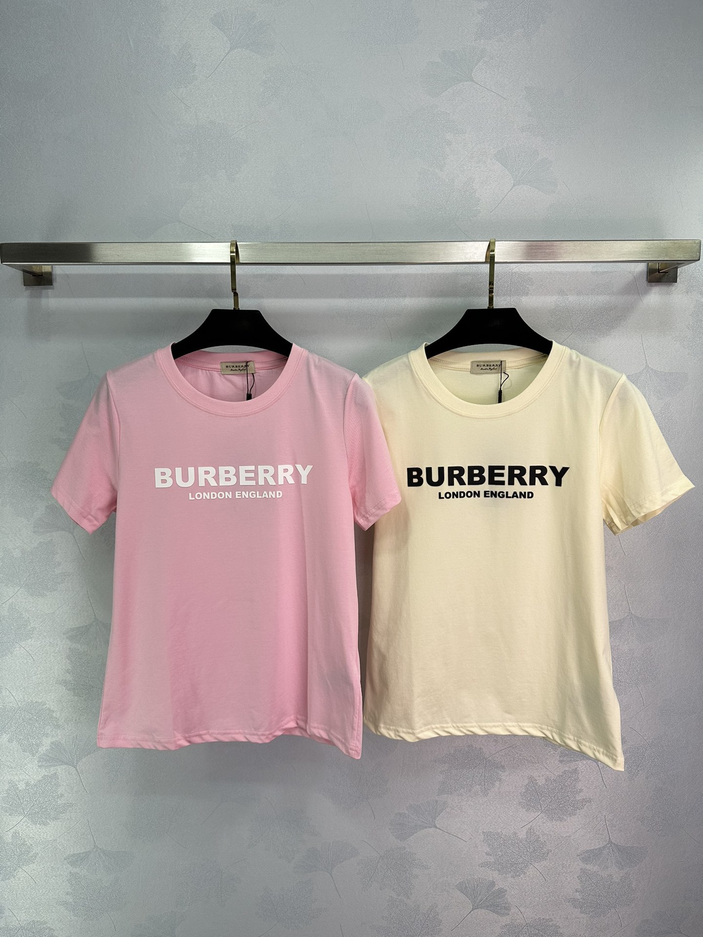 Stylish Burberry 24-Year-Old Short Sleeve Suit with Cotton Material and Unique Design - 图片 1