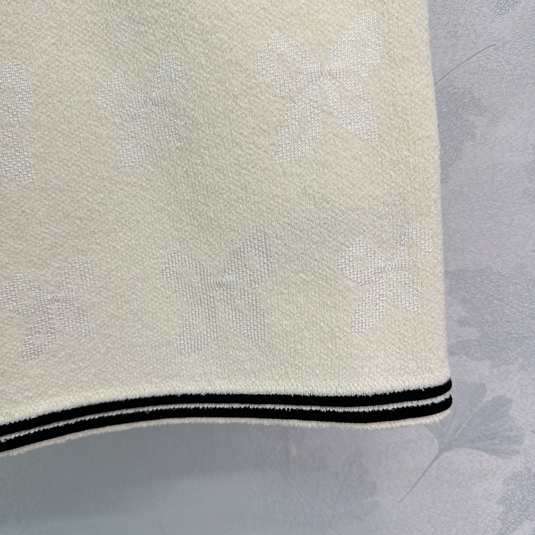 New 2025 Female Suit with Butterflies Knitting Shorts in White and Black - 图片 7