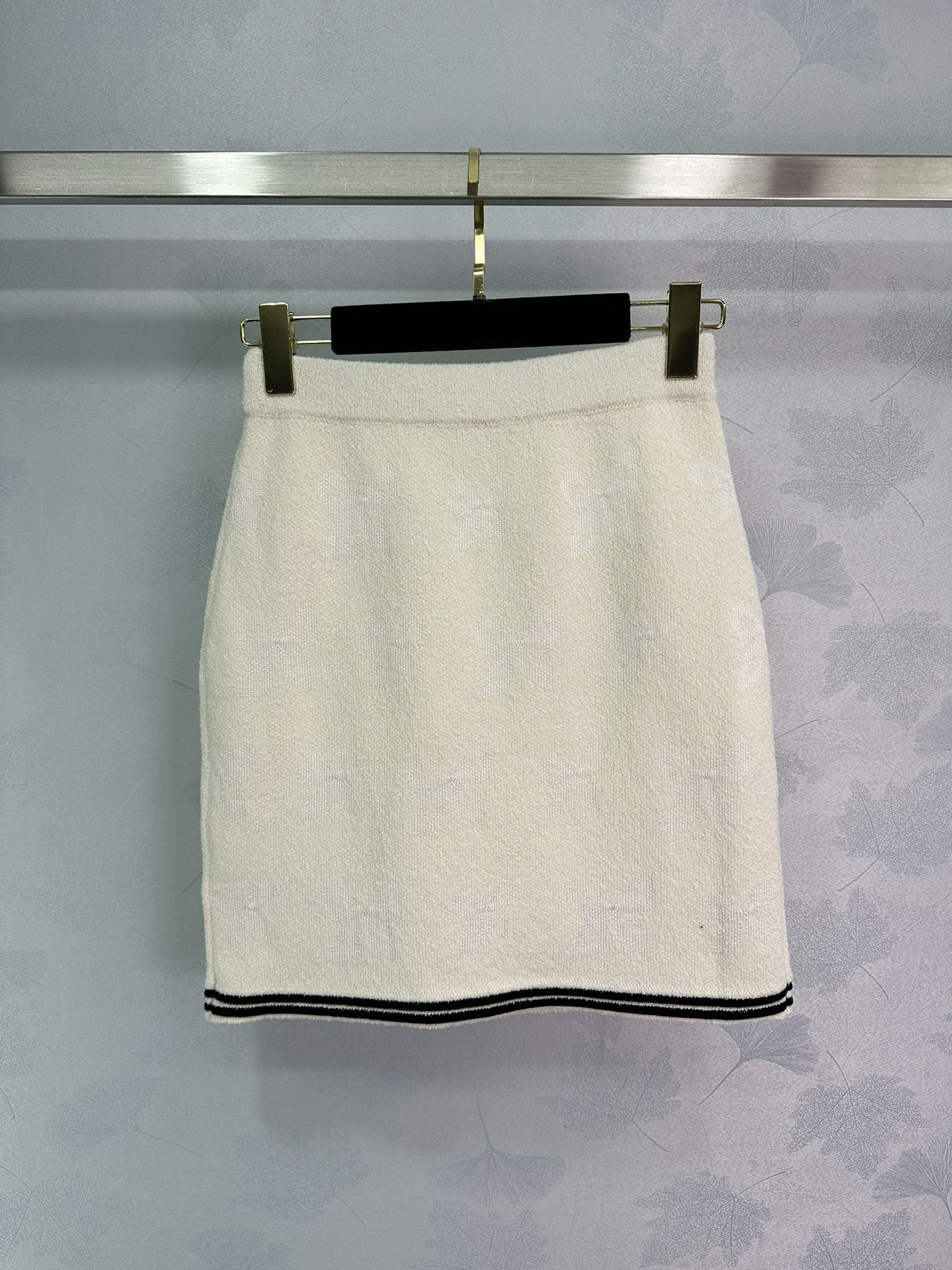 New 2025 Female Suit with Butterflies Knitting Shorts in White and Black - 图片 9