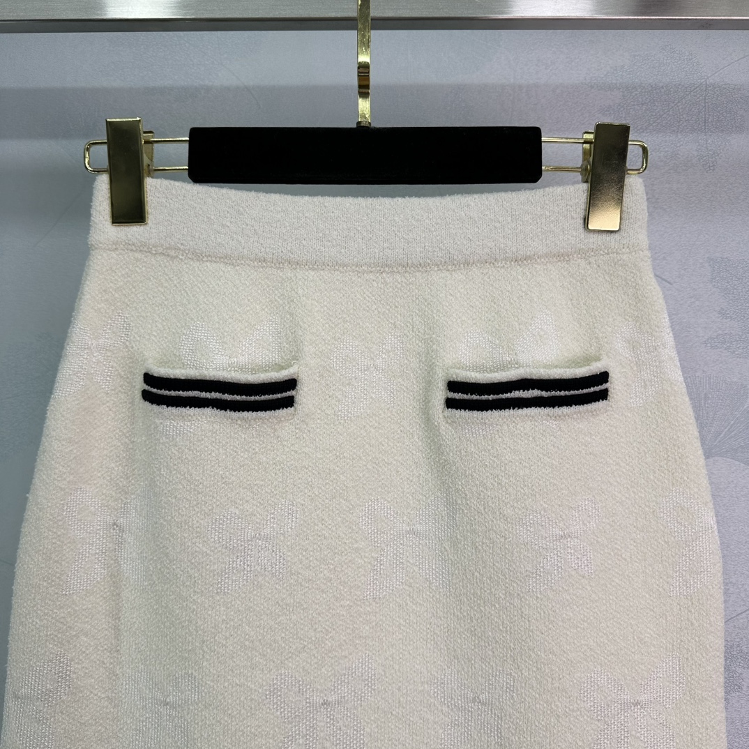 New 2025 Female Suit with Butterflies Knitting Shorts in White and Black - 图片 4