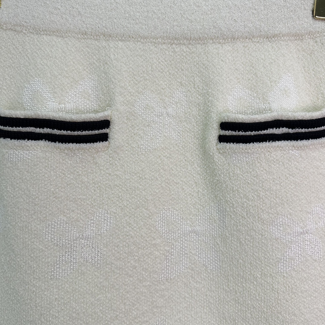 New 2025 Female Suit with Butterflies Knitting Shorts in White and Black - 图片 5