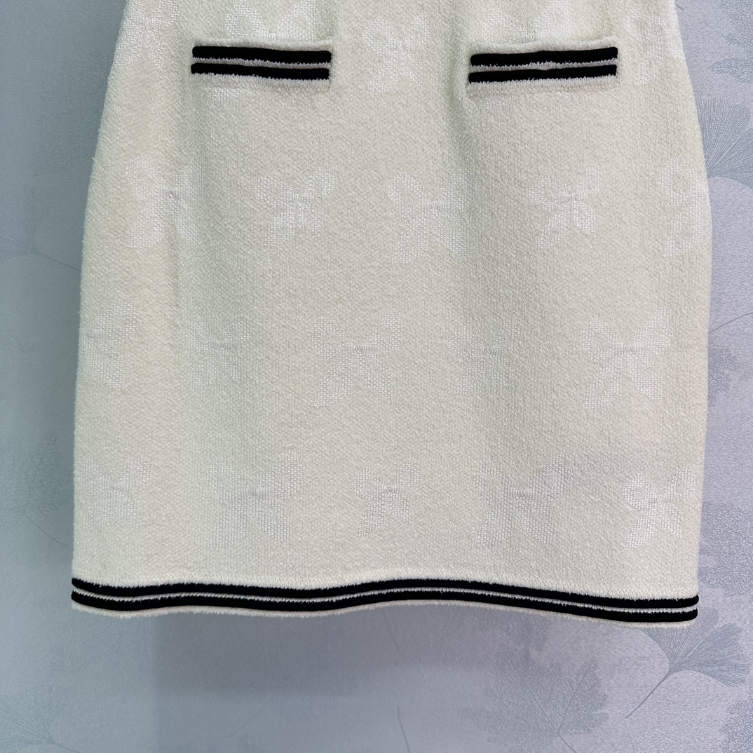 New 2025 Female Suit with Butterflies Knitting Shorts in White and Black - 图片 6