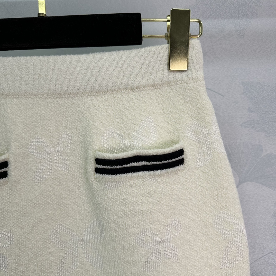 New 2025 Female Suit with Butterflies Knitting Shorts in White and Black - 图片 2