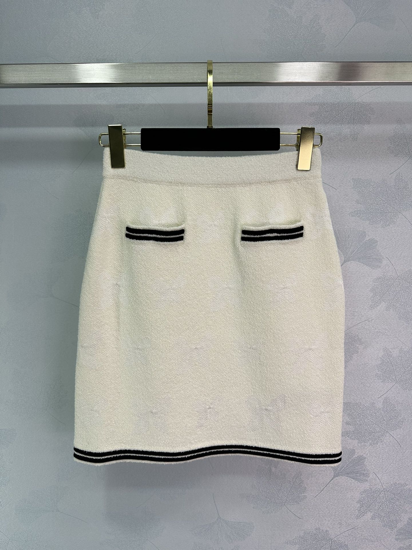 New 2025 Female Suit with Butterflies Knitting Shorts in White and Black