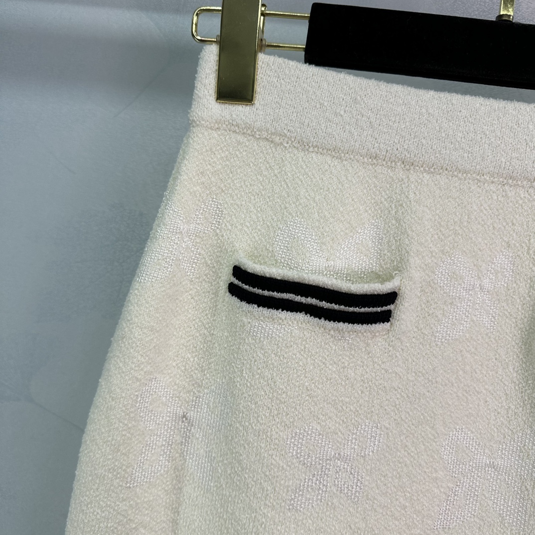 New 2025 Female Suit with Butterflies Knitting Shorts in White and Black - 图片 3