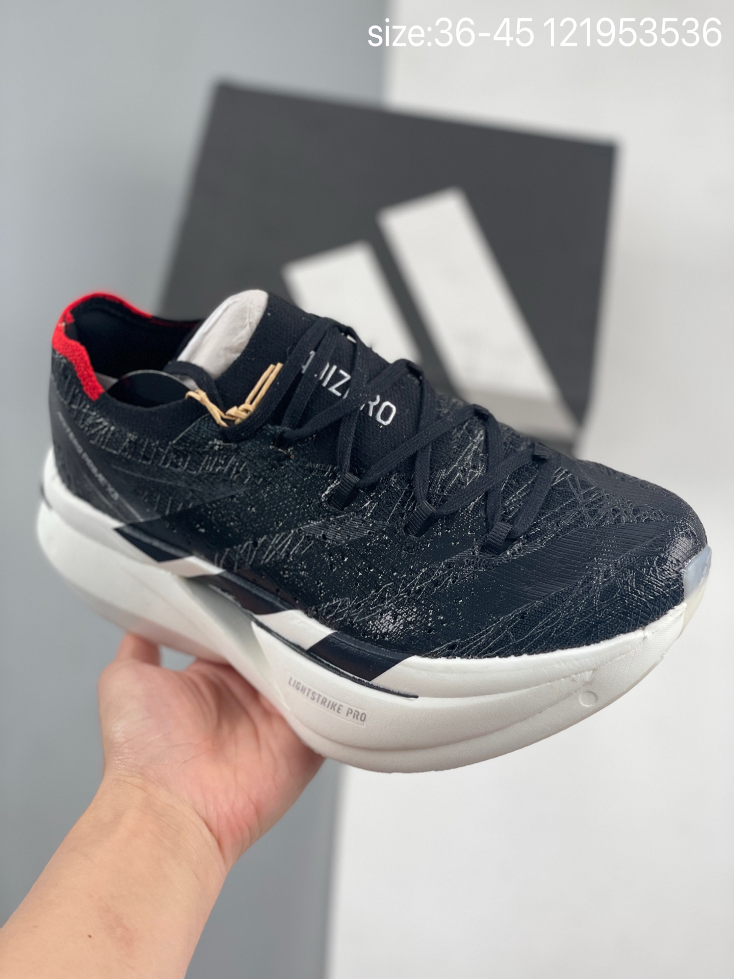 【新品🔥公司级】ADIDAS adizero prime x3是阿迪达斯推出的一款专业跑步鞋‌,主打轻量化设计和双碳板结构,适合追求速度与科技体验的跑者.‌双碳板结构‌:上层为注碳尼龙板,下层为碳棍结构,通过优化中底刚性提升推进力,但整体中底较厚,弯折刚性较强. ‌减重优化‌:取消双层板材设计,单支重量预估约20克,下层碳棍替代传统碳板进一步减轻重量. ‌中底技术‌:采用FFLEAP泡棉与FFTURB+泡棉组合,上层提供缓震,下层增强滚动推进,类似亚瑟士的SKY与EDGE结构结合. ‌‌大体重跑者‌:中底缓震性能优秀,适合长距离训练或比赛. ‌脚踝支撑需求‌:需具备足够脚踝力量以应对中底刚性,前掌稳定性较好但中后掌重心偏高. ‌科技体验偏好‌:适合追求双步频/步幅增益概念的跑者. 货号: JR2598 编码: 121953536